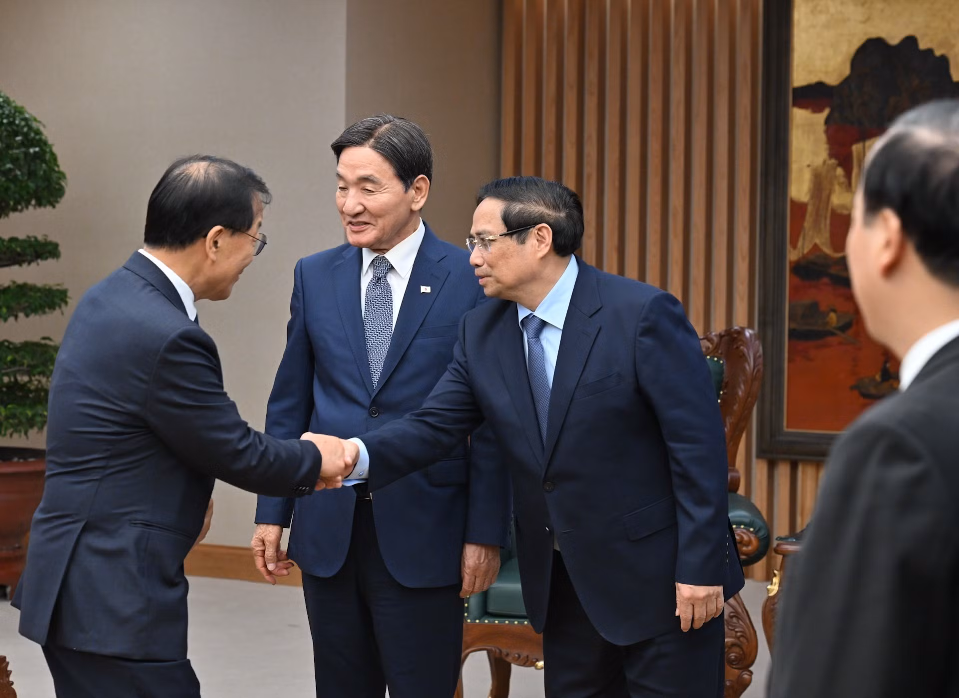 El jefe de Gobierno vietnamita da la bienvenida a los delegados que acompañan a Park Chang Dal, enviado especial del presidente de Corea del Sur.