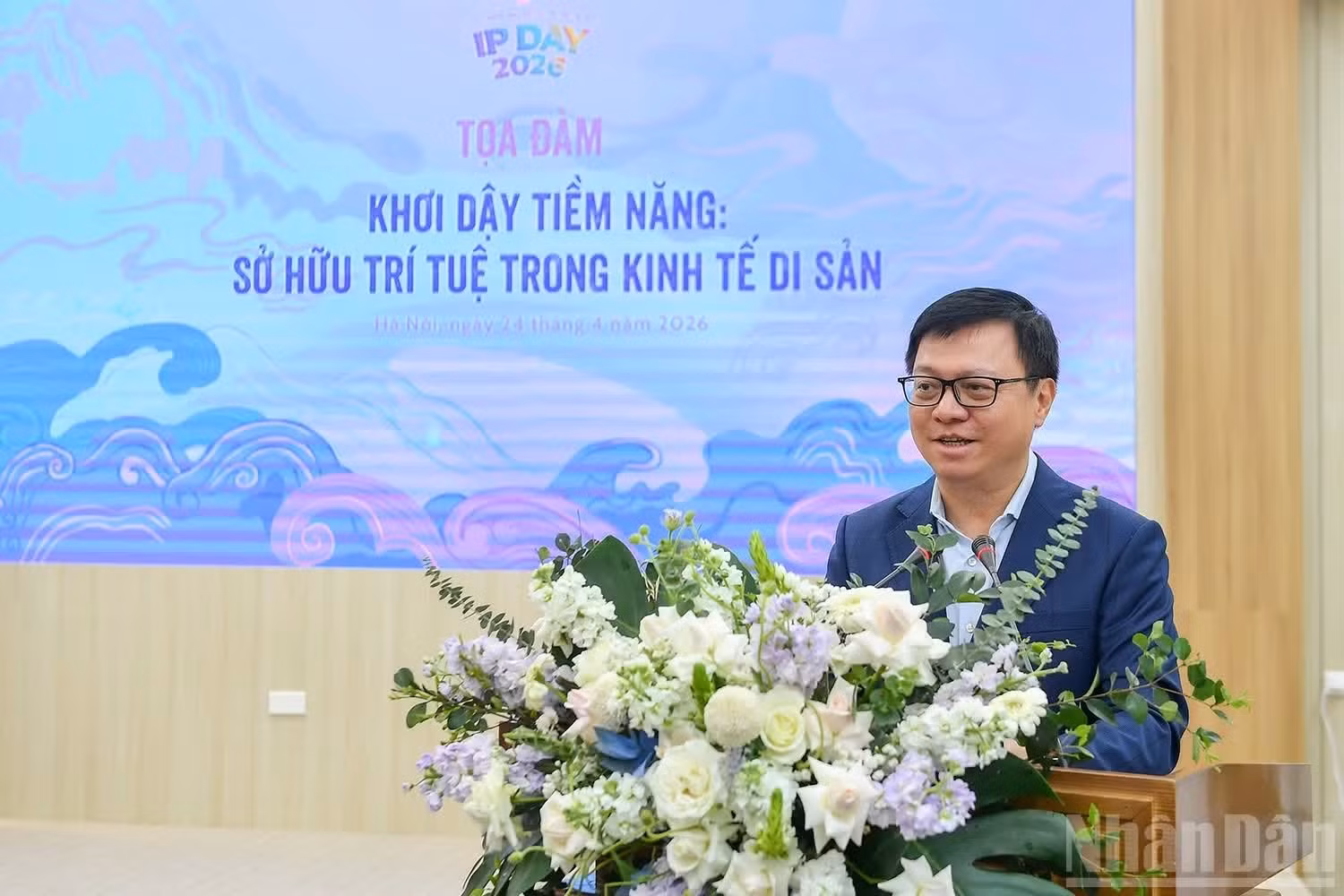 Le Quoc Minh, miembro del Comité Central del Partido Comunista de Vietnam, presidente-editor de Nhan Dan, subjefe de la Comisión de Propaganda y Movilización de Masas del Comité Central del Partido y presidente de la Asociación Nacional de Periodistas, interviene en el evento.