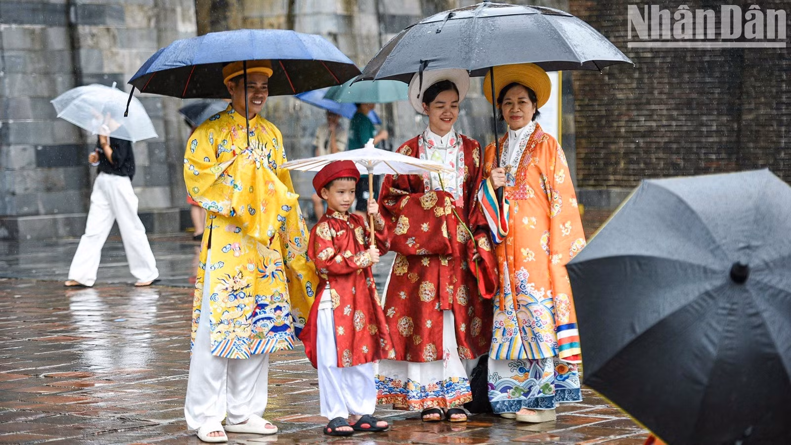 Los turistas suelen tomarse fotos ataviados con trajes tradicionales al estilo cortesano...
