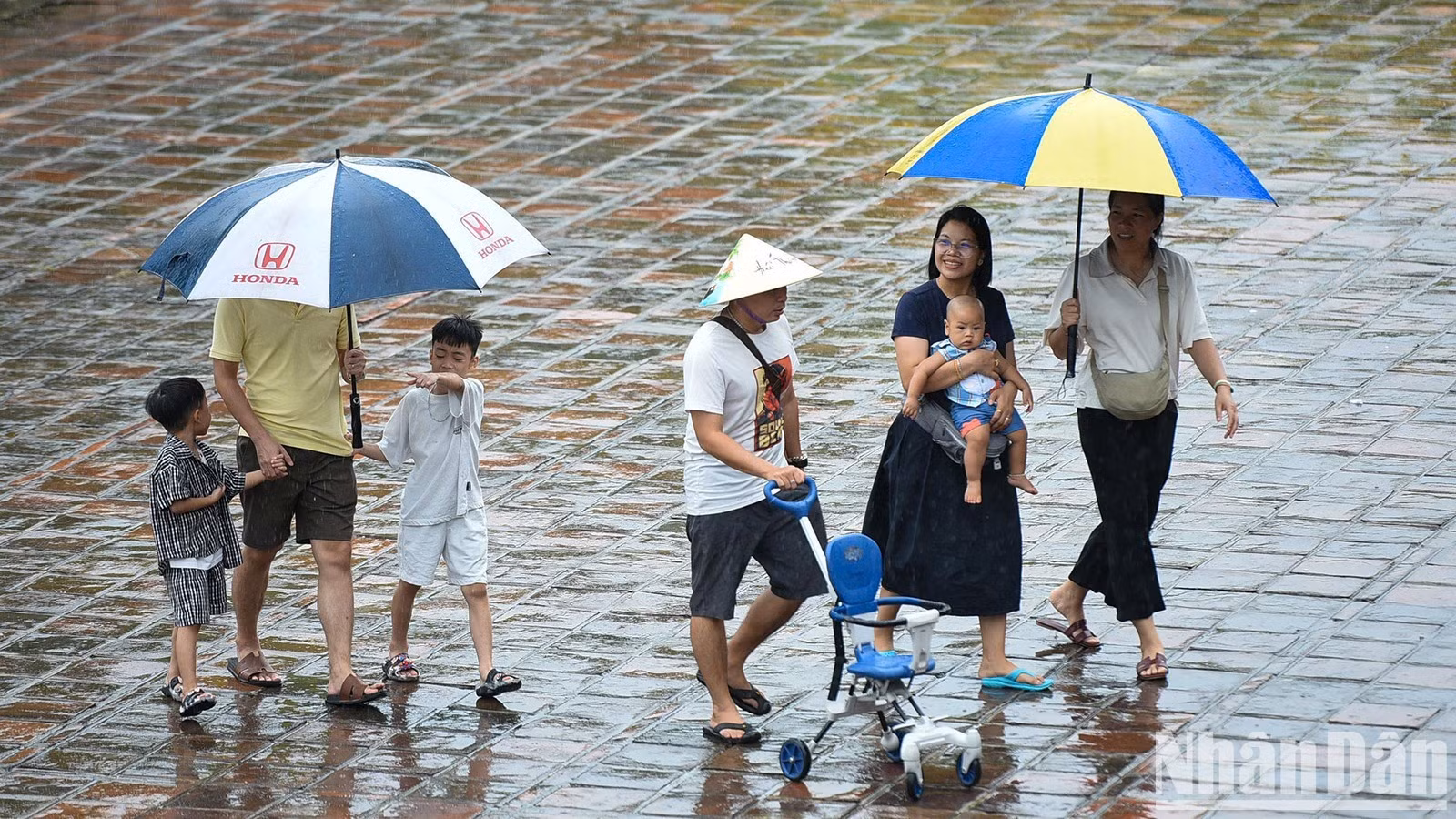 La llovizna no puede desanimar a los amantes de la historia y la cultura del Vietnam antiguo.
