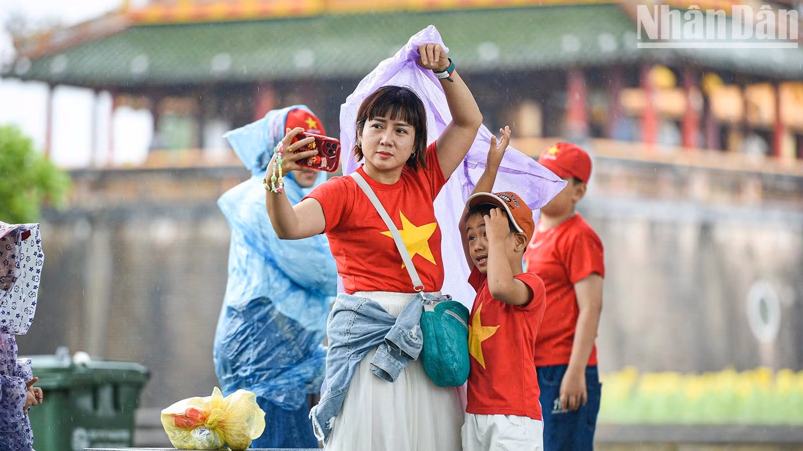 ... o con camisetas de fondo rojo y una estrella dorada inspiradas en la bandera nacional.