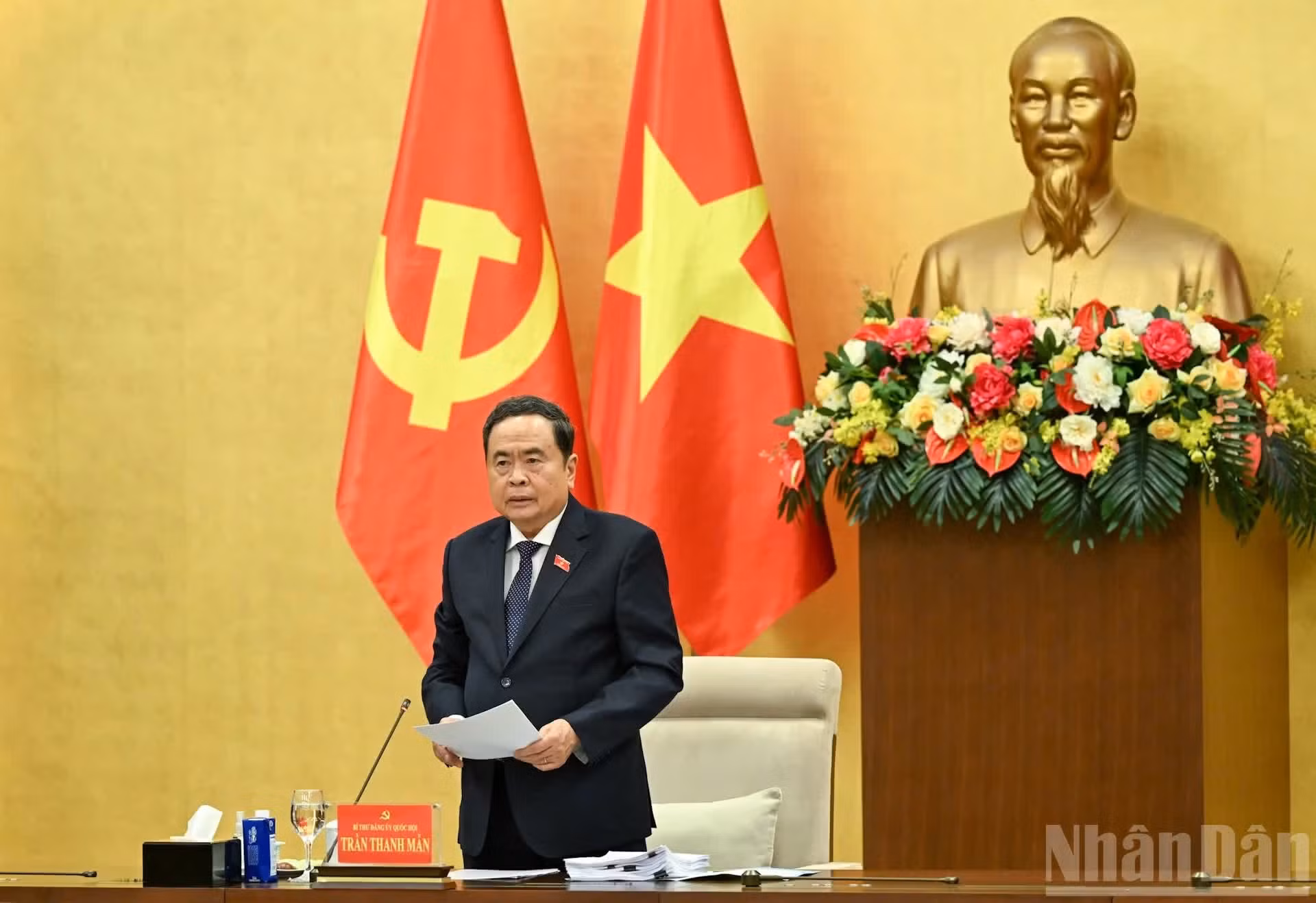 El secretario del Comité del Partido Comunista de Vietnam en la Asamblea Nacional y presidente de esta, Tran Thanh Man, concluye la reunión.