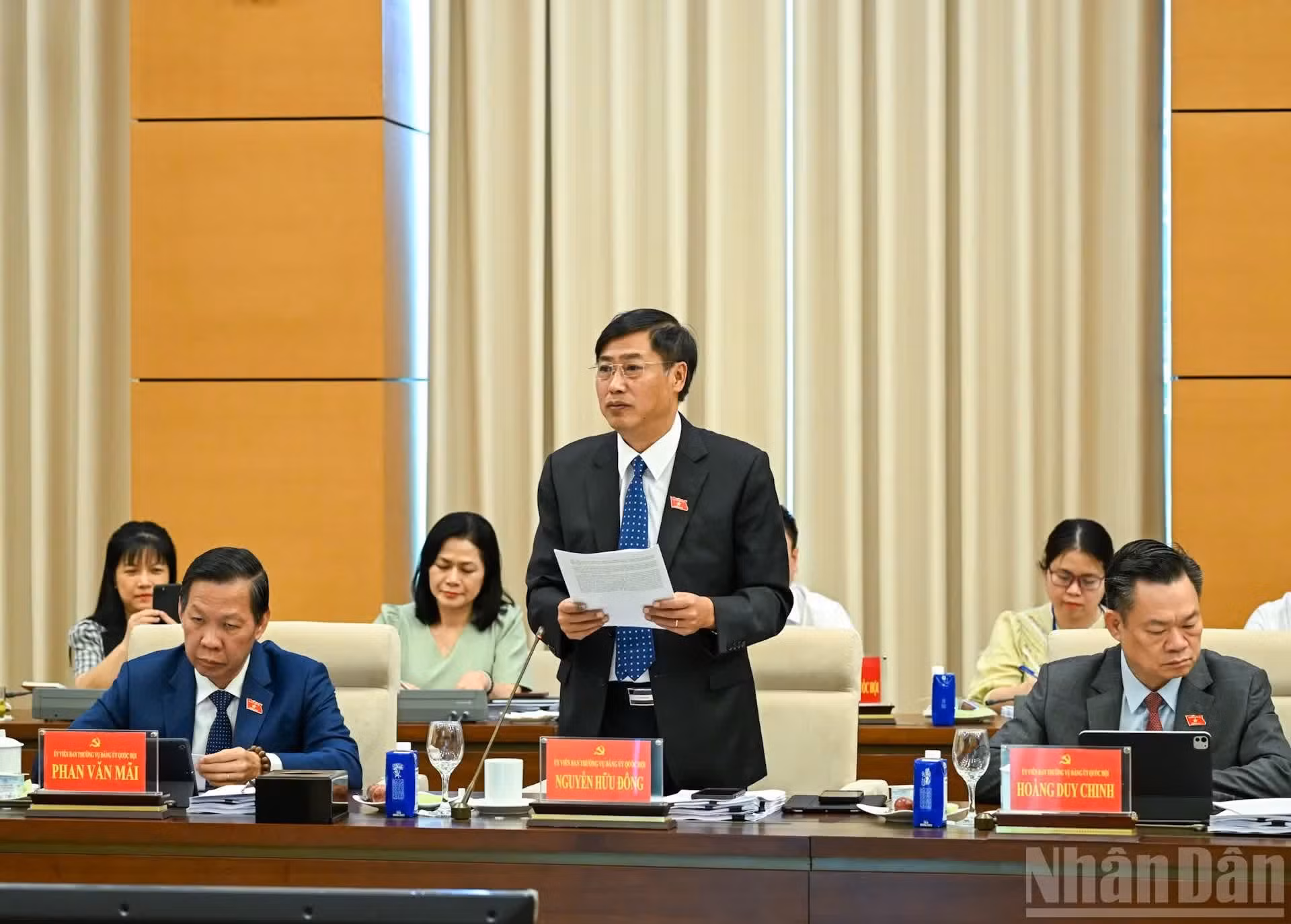 El jefe de la Comisión de Asuntos de Diputados de la AN, Nguyen Huu Dong, aporta opiniones.