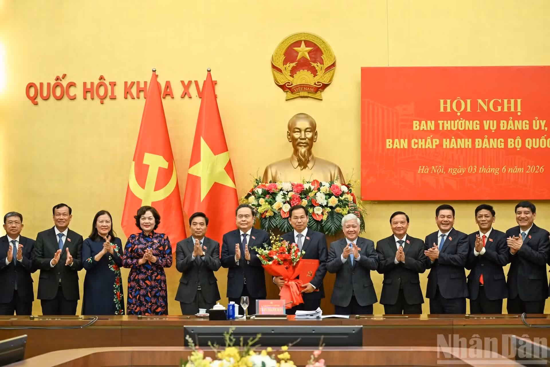 El presidente de la Asamblea Nacional, Tran Thanh Man, y los delegados felicitan a Le Quang Manh por su designación como vicesecretario del Comité partidista en la AN y su incorporación en la jefatura de ese organismo en el período 2025-2030.