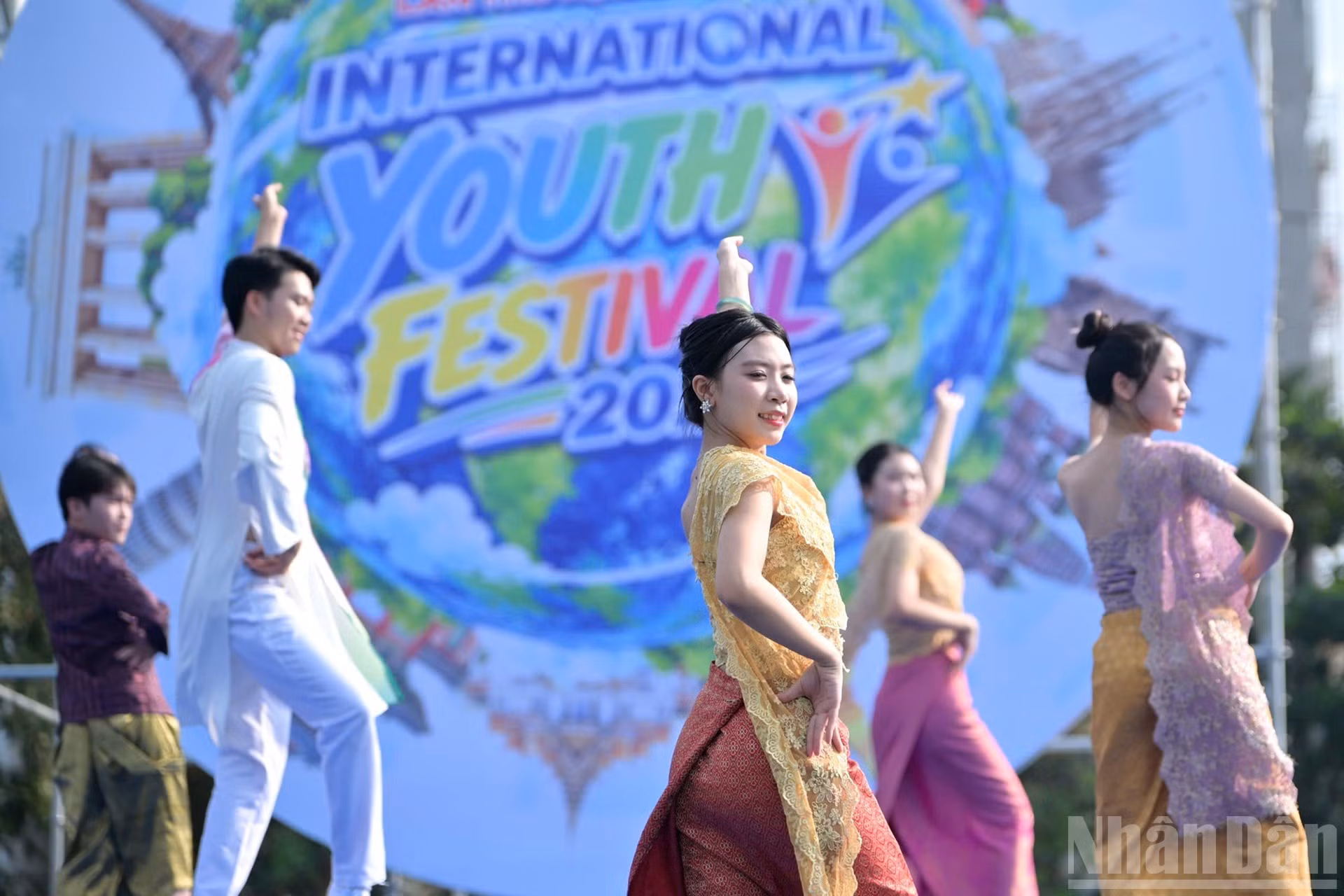 El carnaval cierra con la pieza clásica “We are the world”, entonada a una sola voz de amistad, solidaridad y paz, como un destino donde la diversidad cultural se convierte en un aglutinante de emociones.