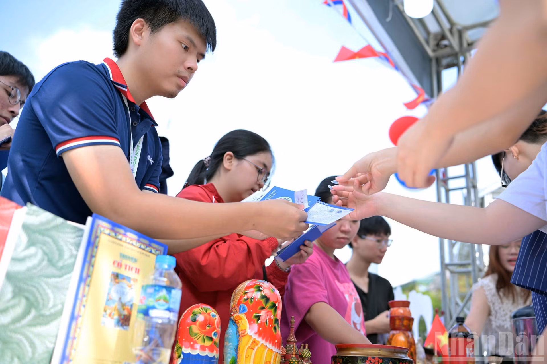La actividad “Misión de conexión” está diseñada en cada tramo del “viaje” para animar a los jóvenes a salir de su zona de confort y conocerse, especialmente los estudiantes vietnamitas y los de otros países.