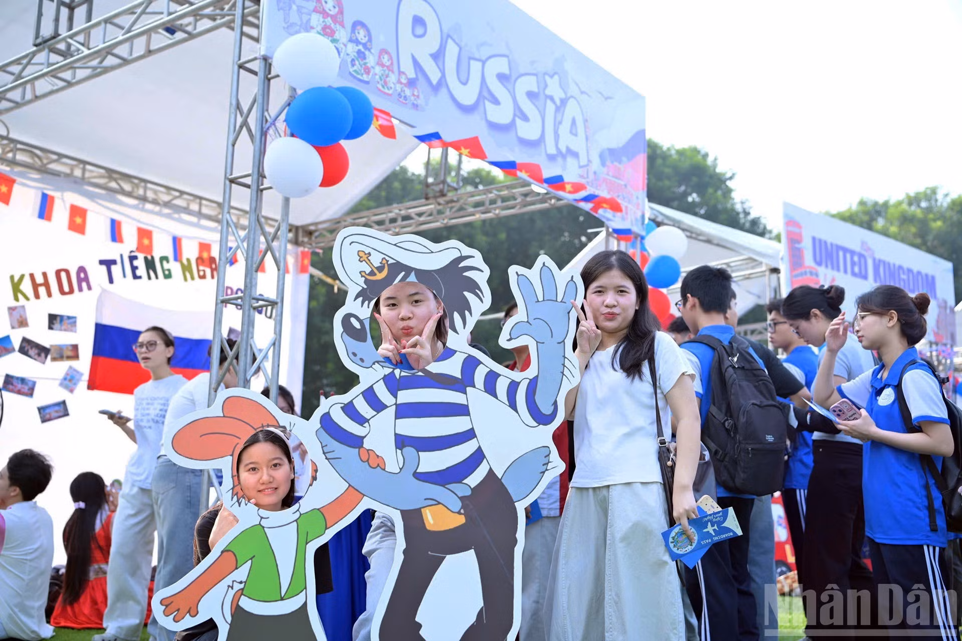 El plato fuerte del evento es un mundo en miniatura donde los “viajeros” son bienvenidos a explorar en cada parada culturas ajenas a la suya y hacer amigos.