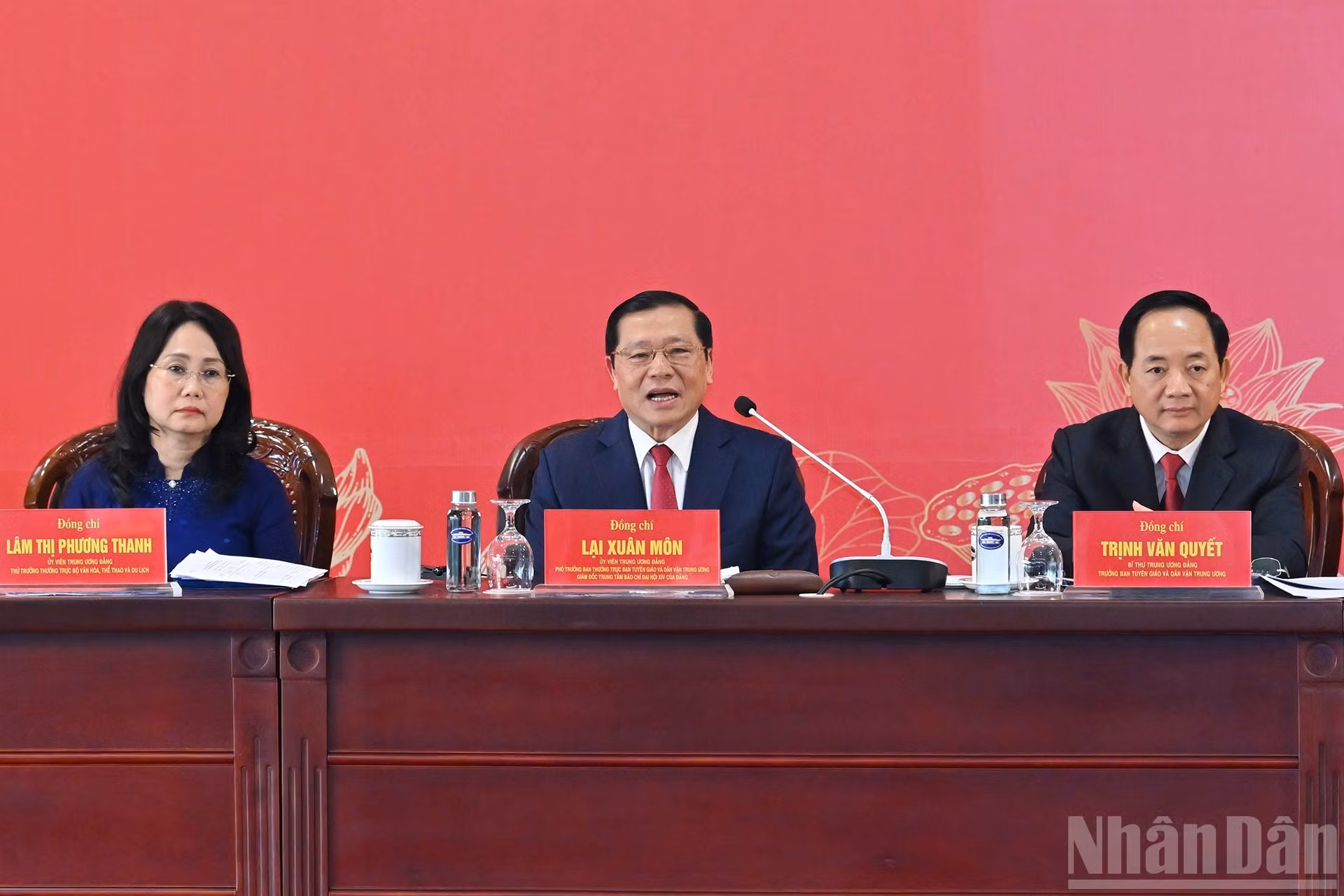 Lai Xuan Mon (centro), subjefe permanente de la Comisión de Propaganda y Movilización de Masas del Comité Central del PCV, aporta opiniones.