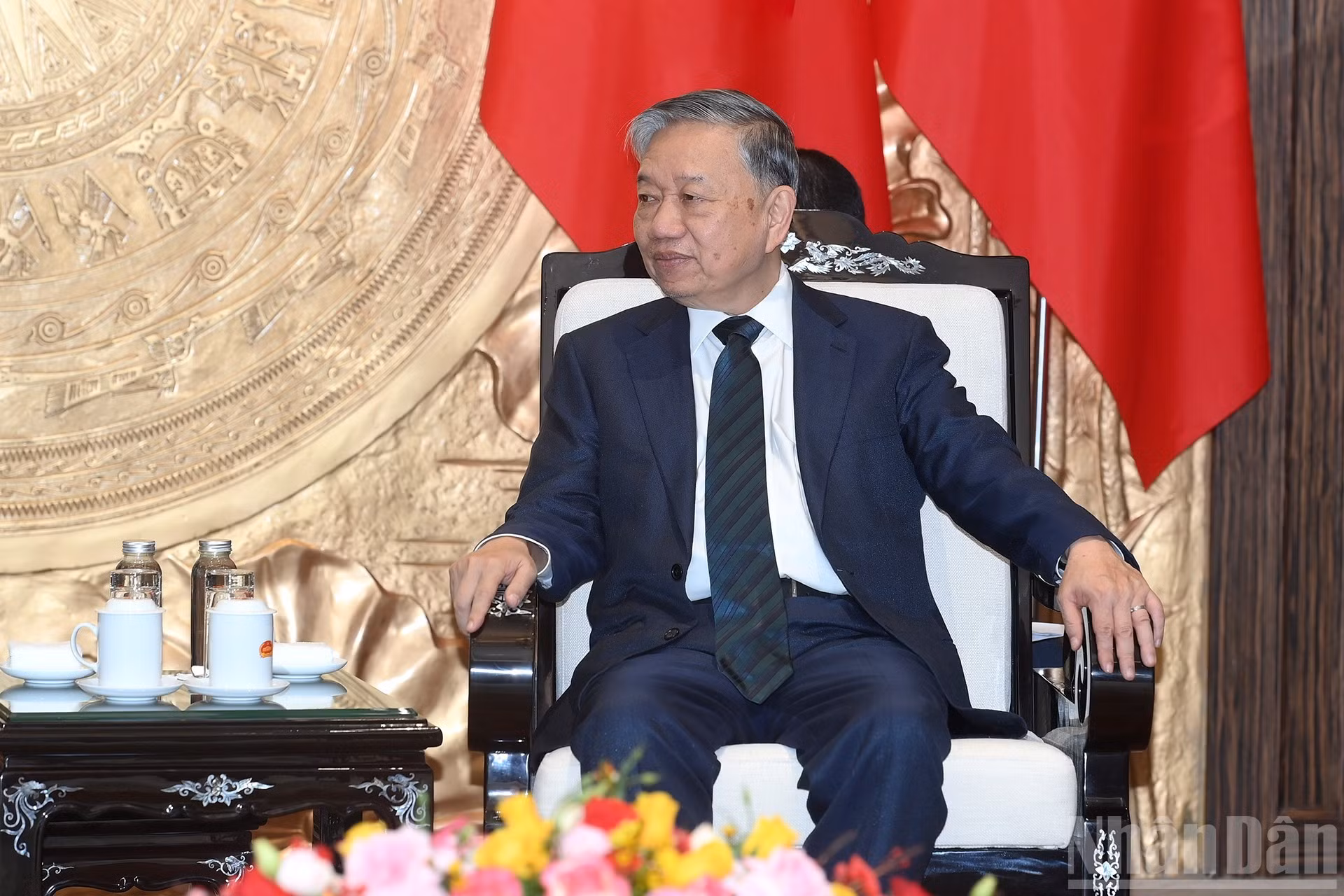 El secretario general del Partido Comunista de Vietnam, To Lam, da palabras.