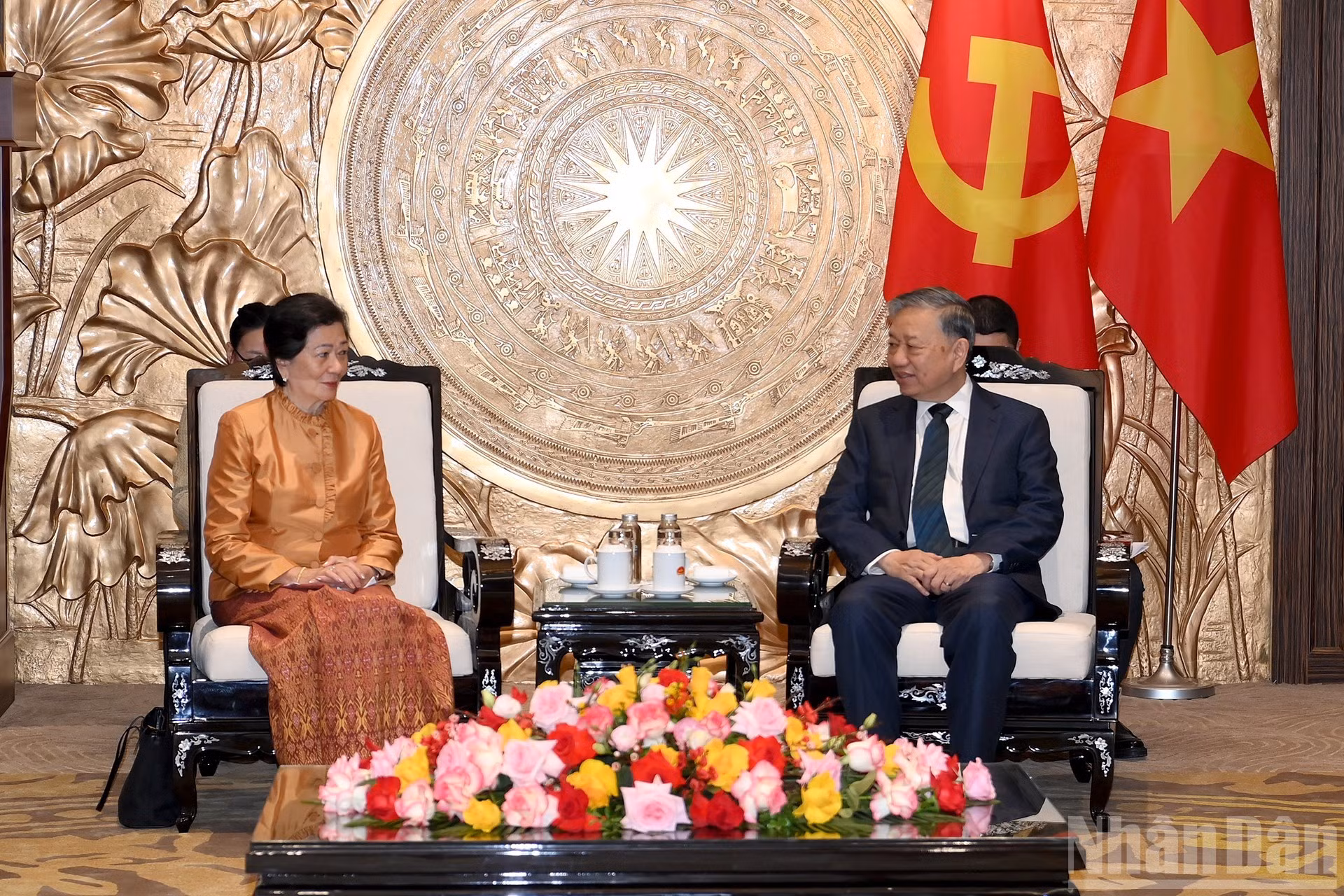Escena de la reunión entre el secretario general del Partido Comunista de Vietnam, To Lam, y la embajadora saliente de Camboya, Chea Kimtha.