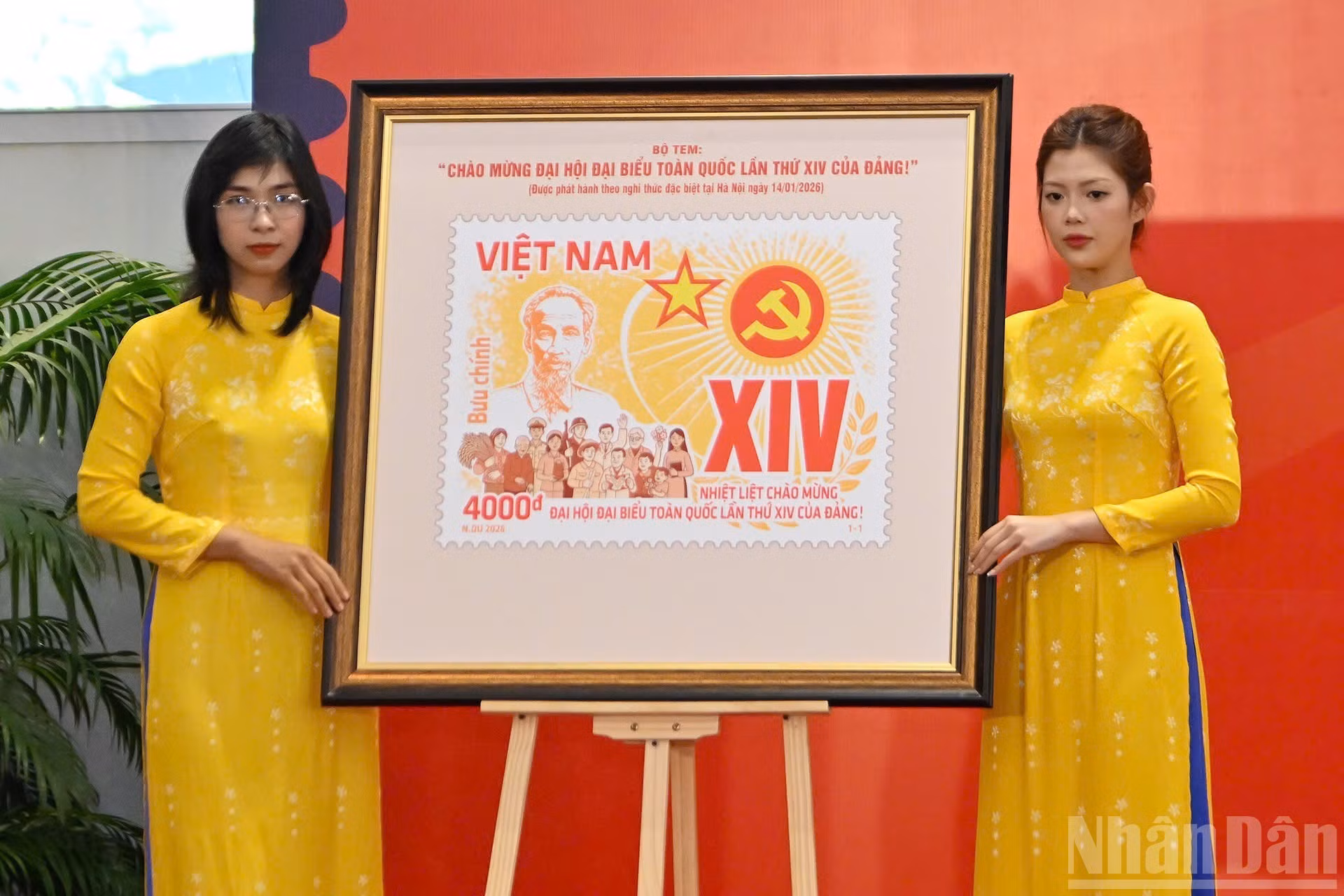 La muestra del juego de sellos postales “Bienvenido el XIV Congreso Nacional del Partido” en el evento.