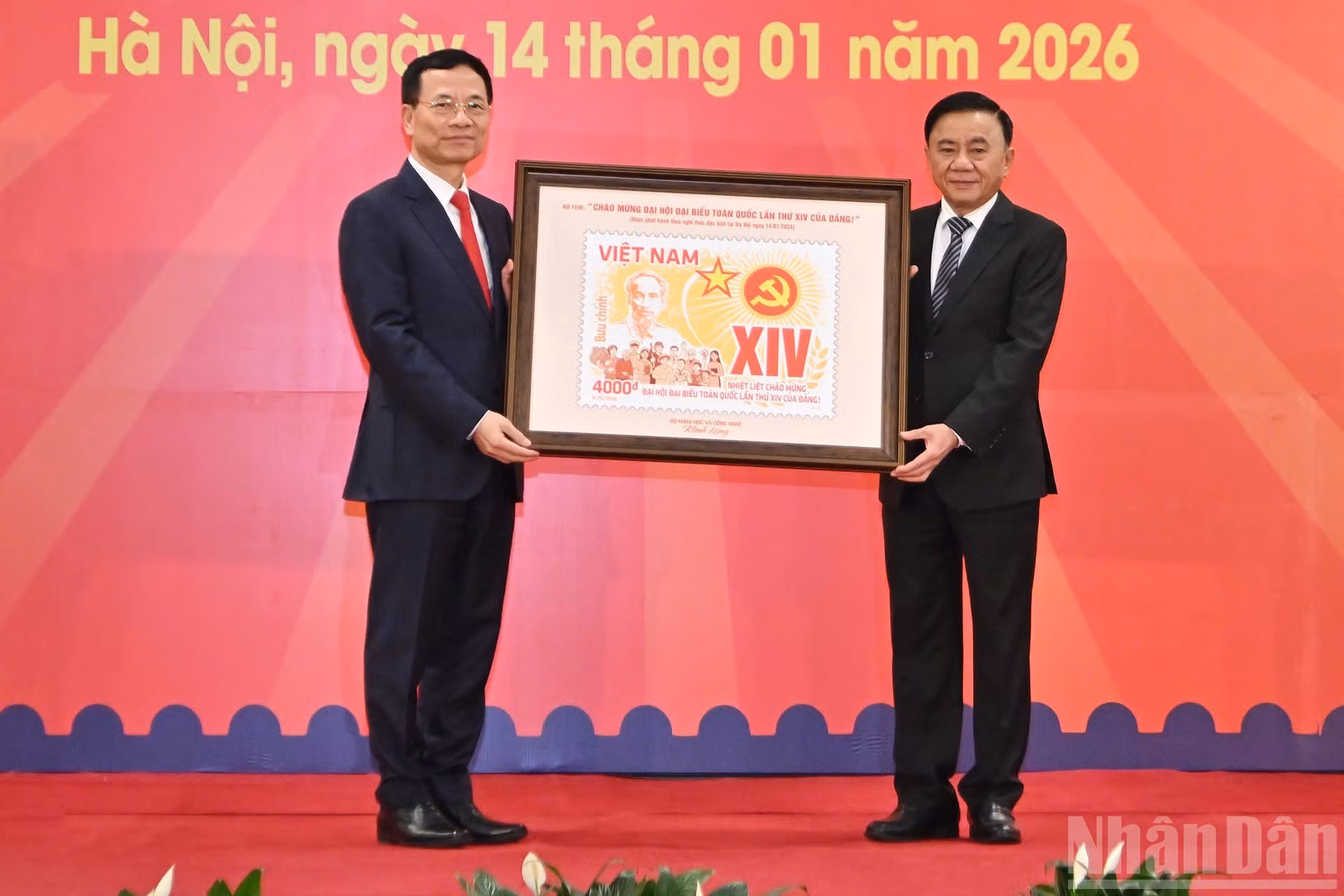 El ministro de Ciencia y Tecnología, Nguyen Manh Hung, entrega de manera simbólica a Cam Tu el nuevo juego de sellos postales.