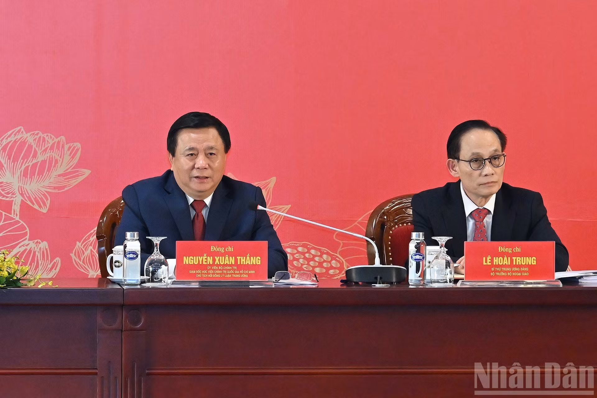 El director de la Academia Nacional de Política Ho Chi Minh, Nguyen Xuan Thang (izquierda), esclarece dudas de los delegados.