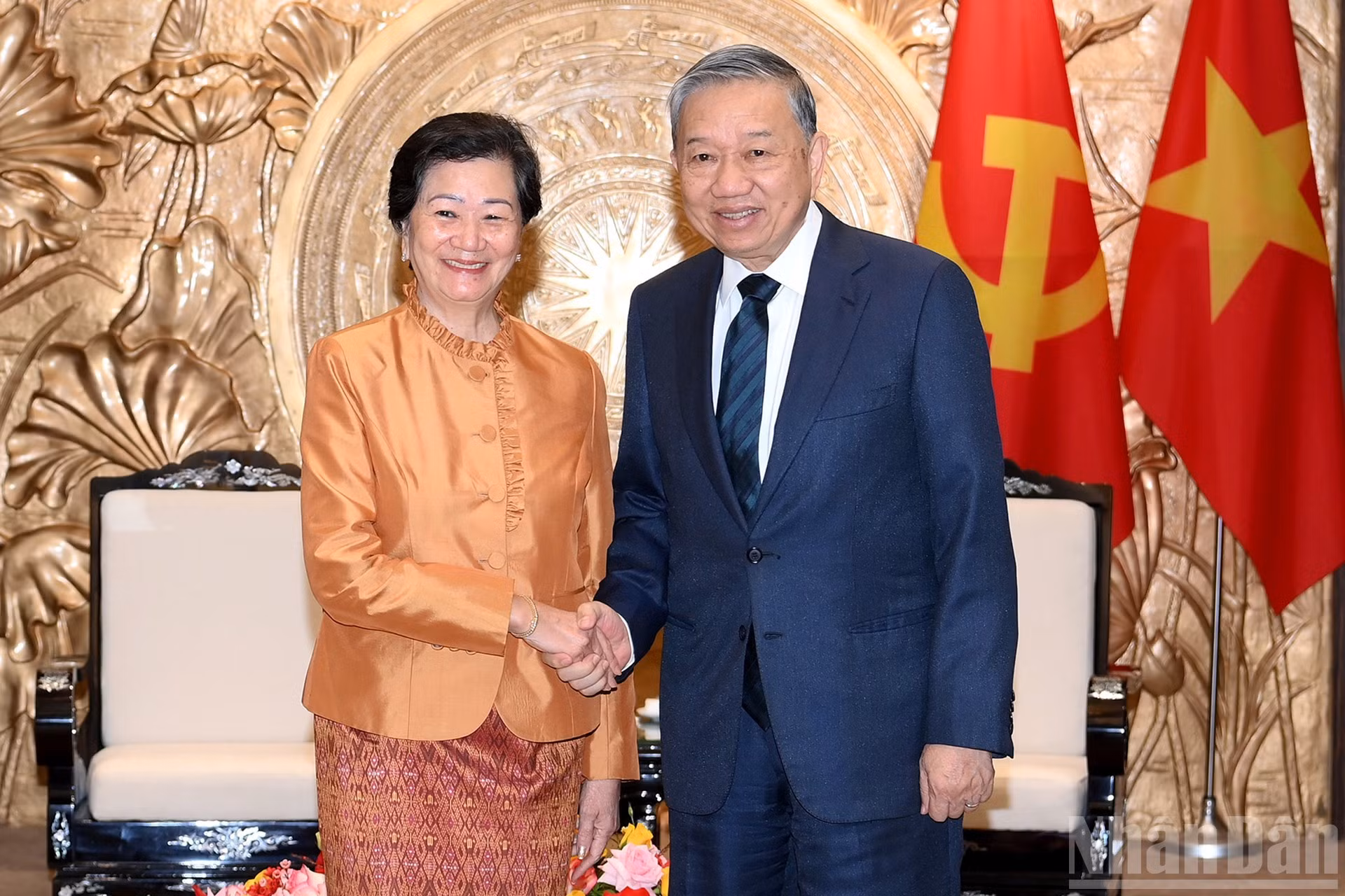 El secretario general del Partido Comunista de Vietnam, To Lam, y la embajadora saliente de Camboya, Chea Kimtha.