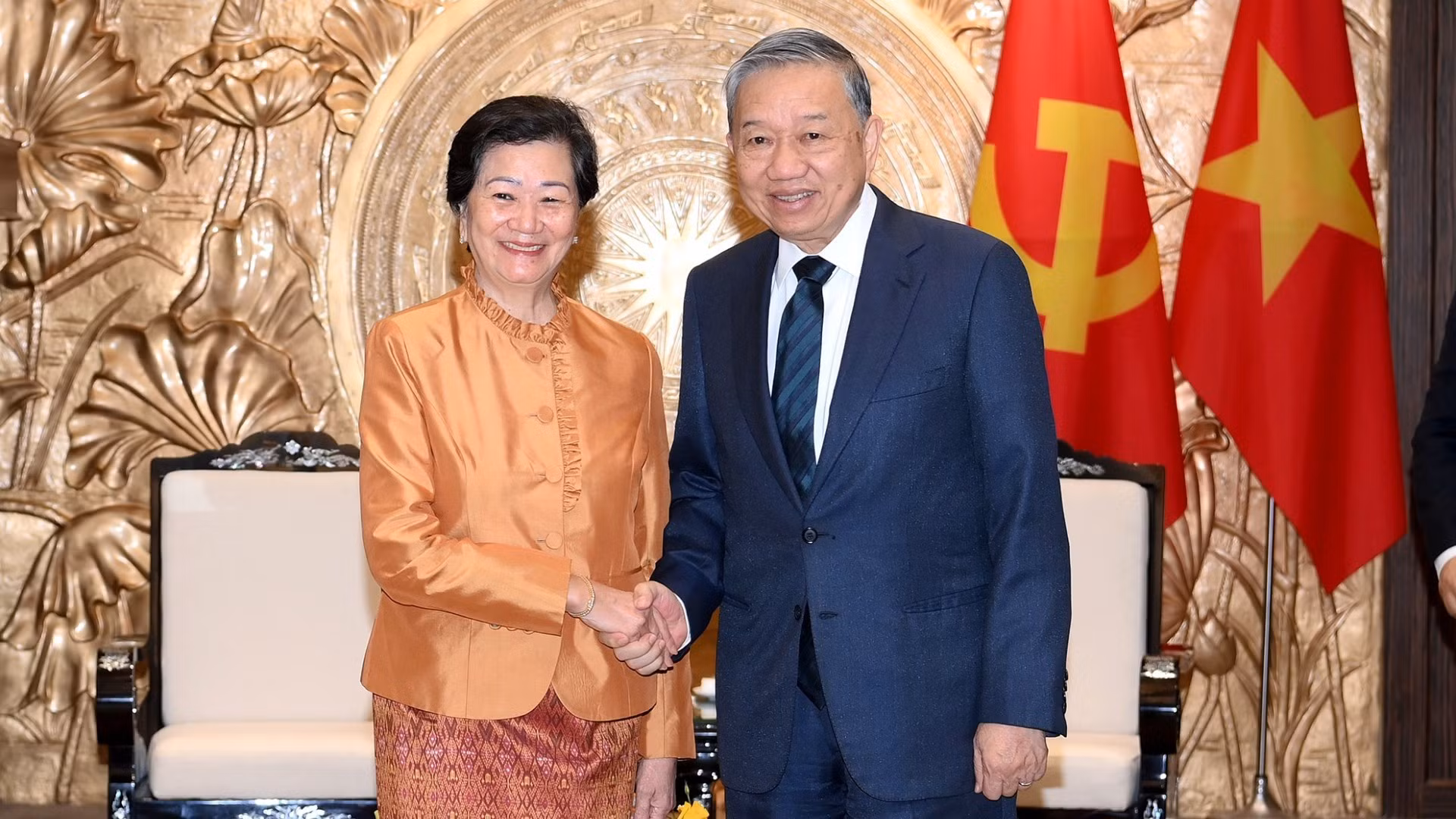 El secretario general del Partido Comunista de Vietnam, To Lam, y la embajadora saliente de Camboya, Chea Kimtha.