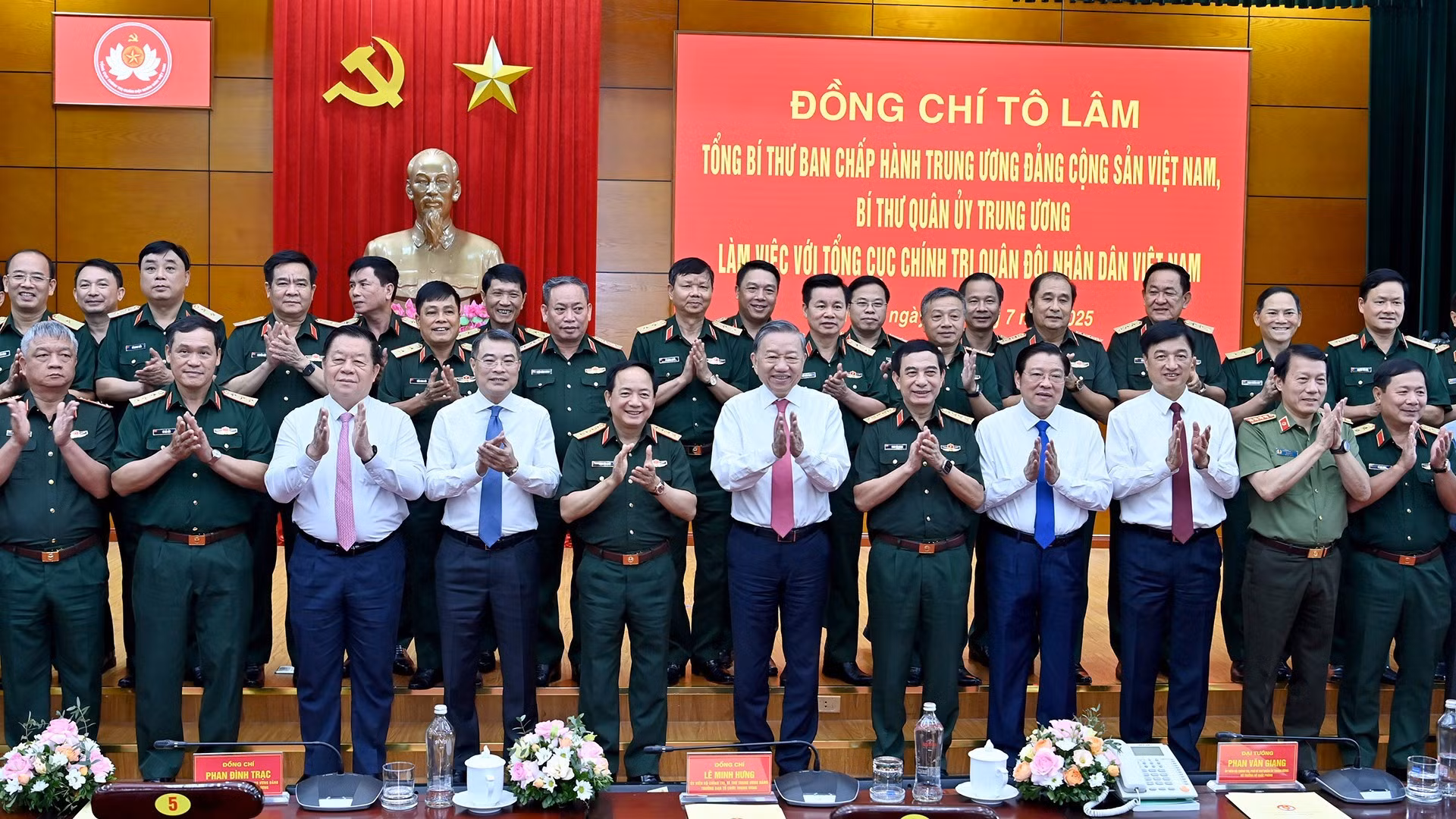 [Foto] Líder del PCV se reúne con Dirección General de Política del Ejército Popular de Vietnam