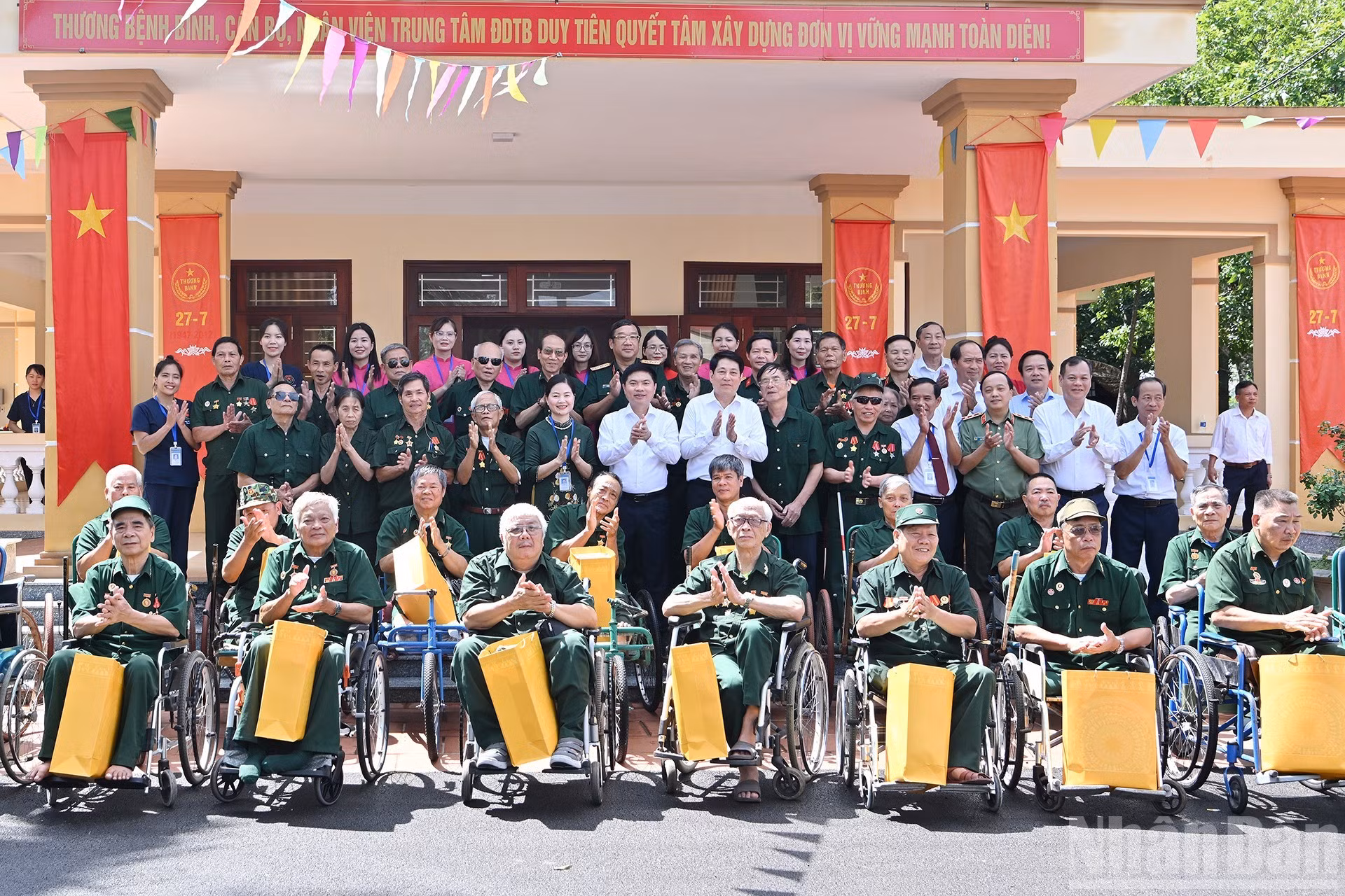 El jefe de Estado y los veteranos de guerra participantes en el evento.