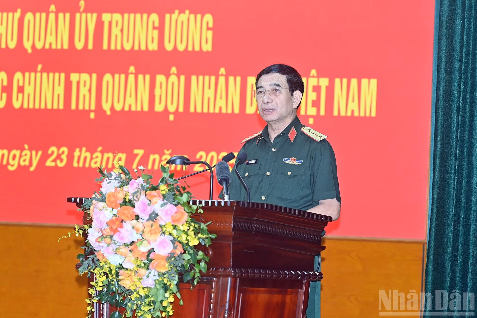 El general Phan Van Giang, miembro del Buró Político del Comité Central del Partido, ministro de Defensa y vicesecretario de la Comisión Militar Central, en su discurso.