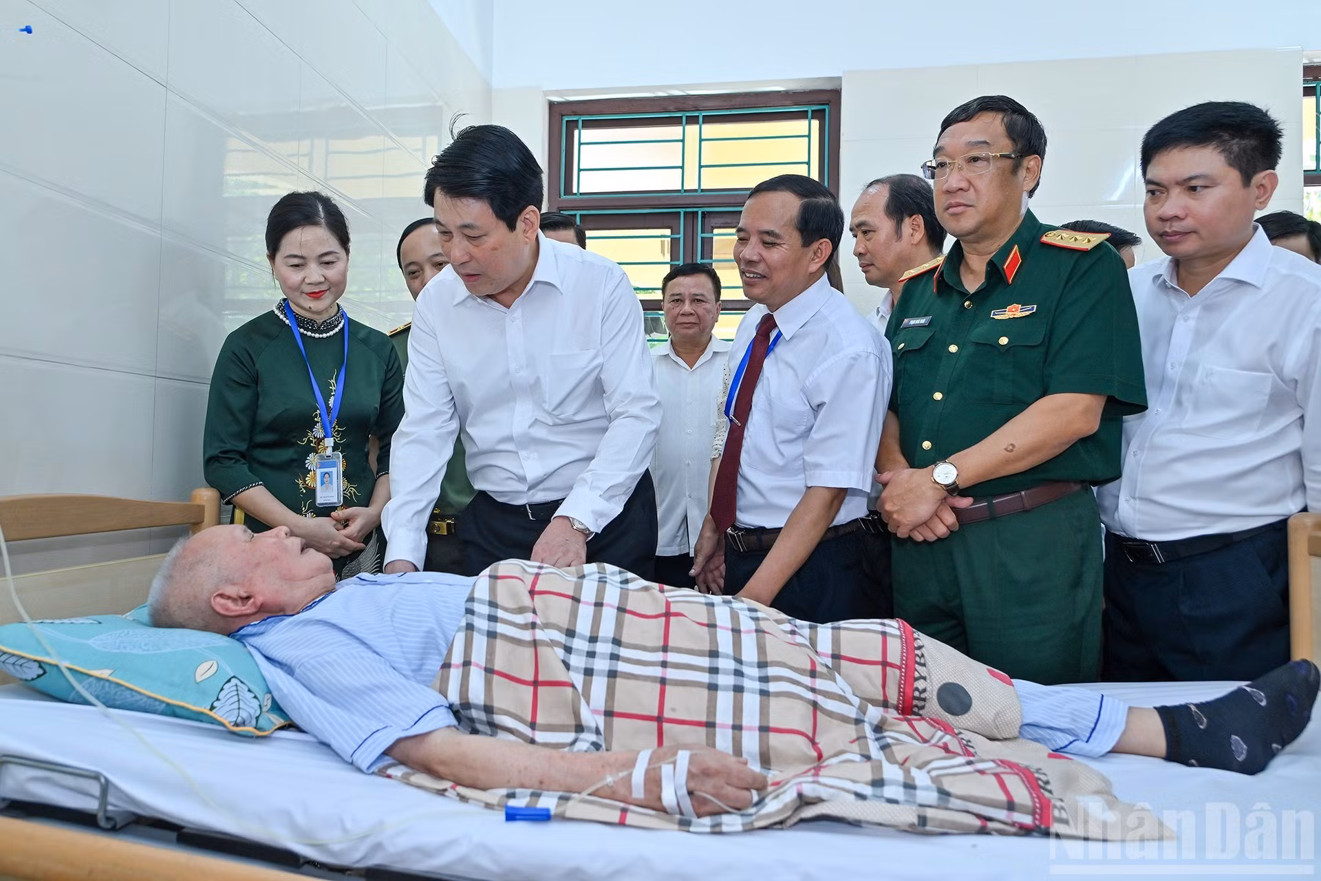 El presidente Luong Cuong visita a Nguyen Xuan Mai, un excombatiente bajo tratamiento en el centro.