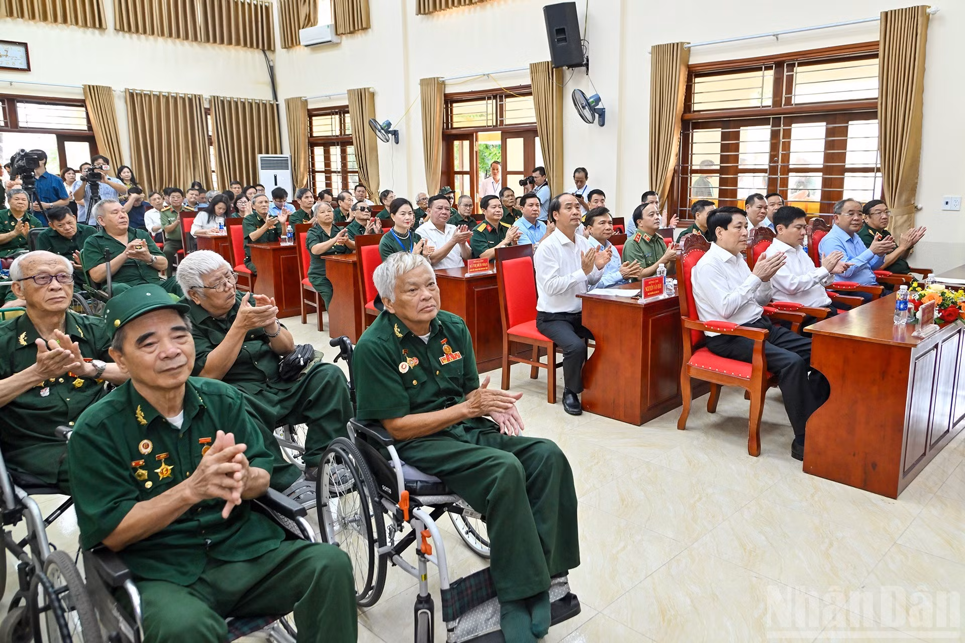 Veteranos de guerra en el Centro y otros delegados a la reunión.