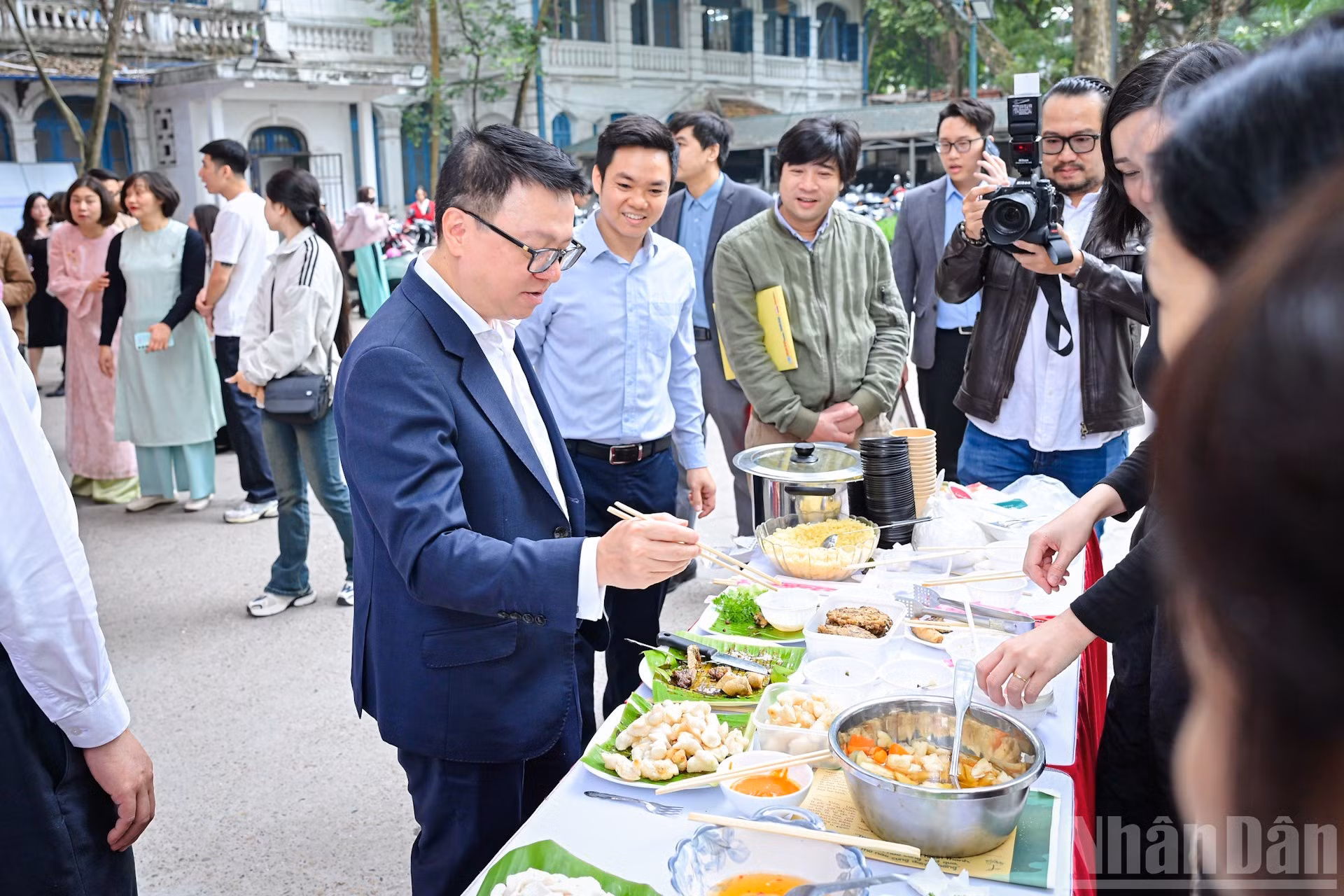 El presidente-editor de Nhan Dan, Le Quoc Minh, recorre la feria.