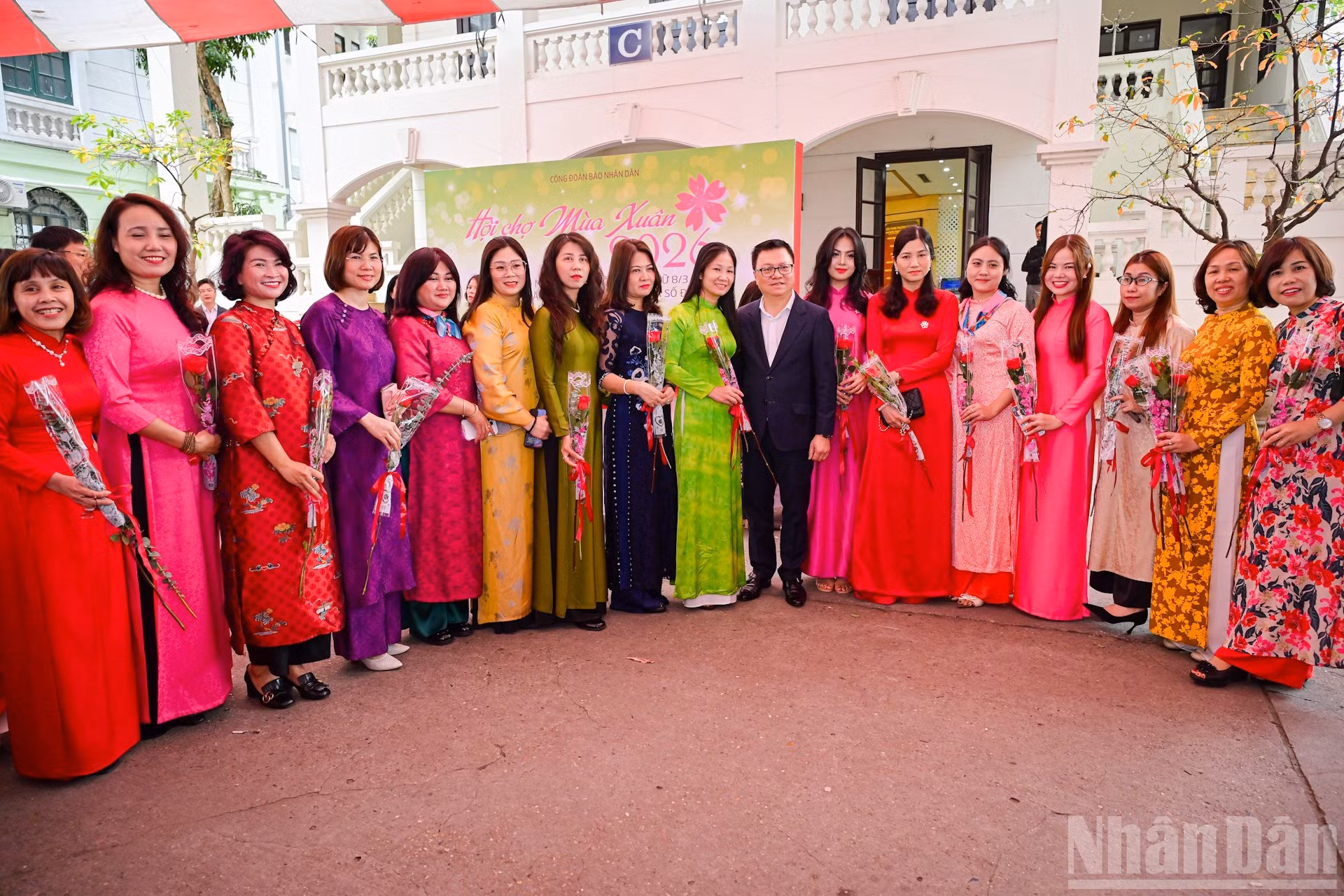 Las empleadas de Nhan Dan lucen gracia ataviadas con el “ao dai” (túnica tradicional de los vietnamitas). Este código de vestimenta corresponde con un movimiento recién lanzado por la Unión de Mujeres de Vietnam con motivo del Día Internacional de la Mujer.