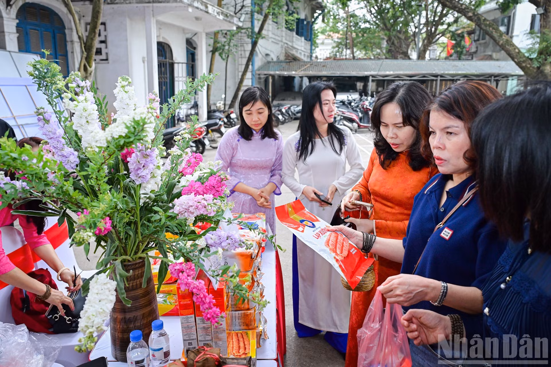 La feria atrae una nutrida participación de empleados.