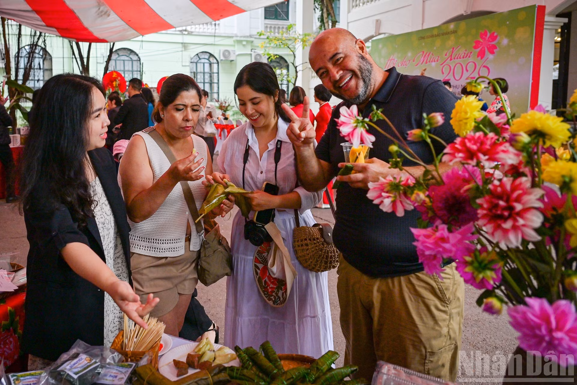 Turistas extranjeros muestran interés por los productos locales que presenta la feria.