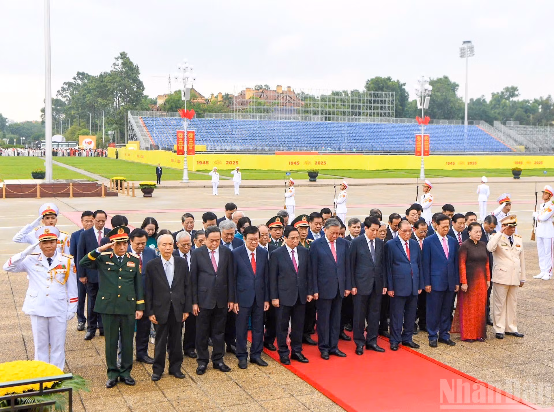 La delegación rinde homenaje al Presidente Ho Chi Minh.