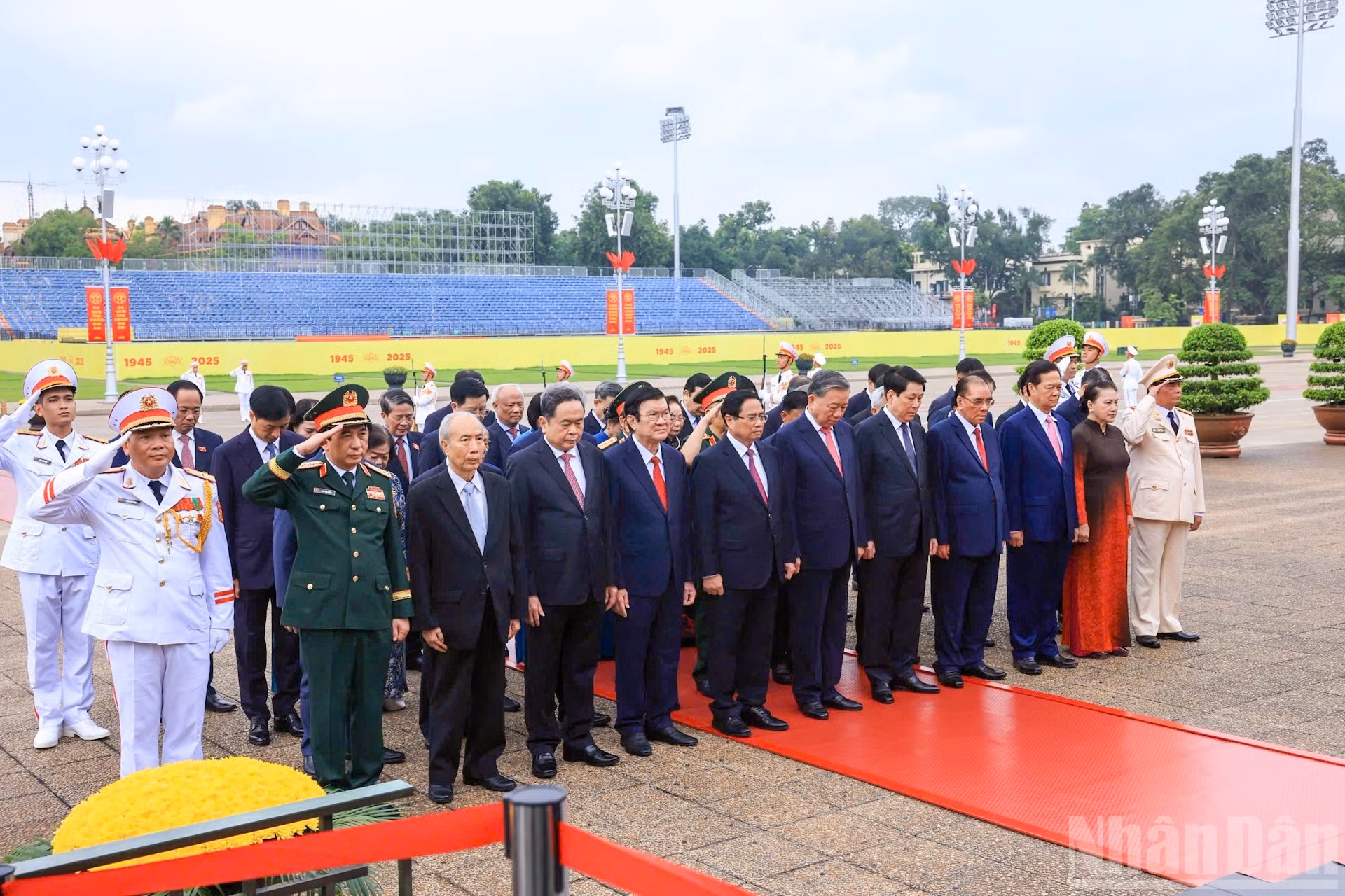 [Foto] Dirigentes del Partido y del Estado rinden homenaje al Presidente Ho Chi Minh y combatientes caídos