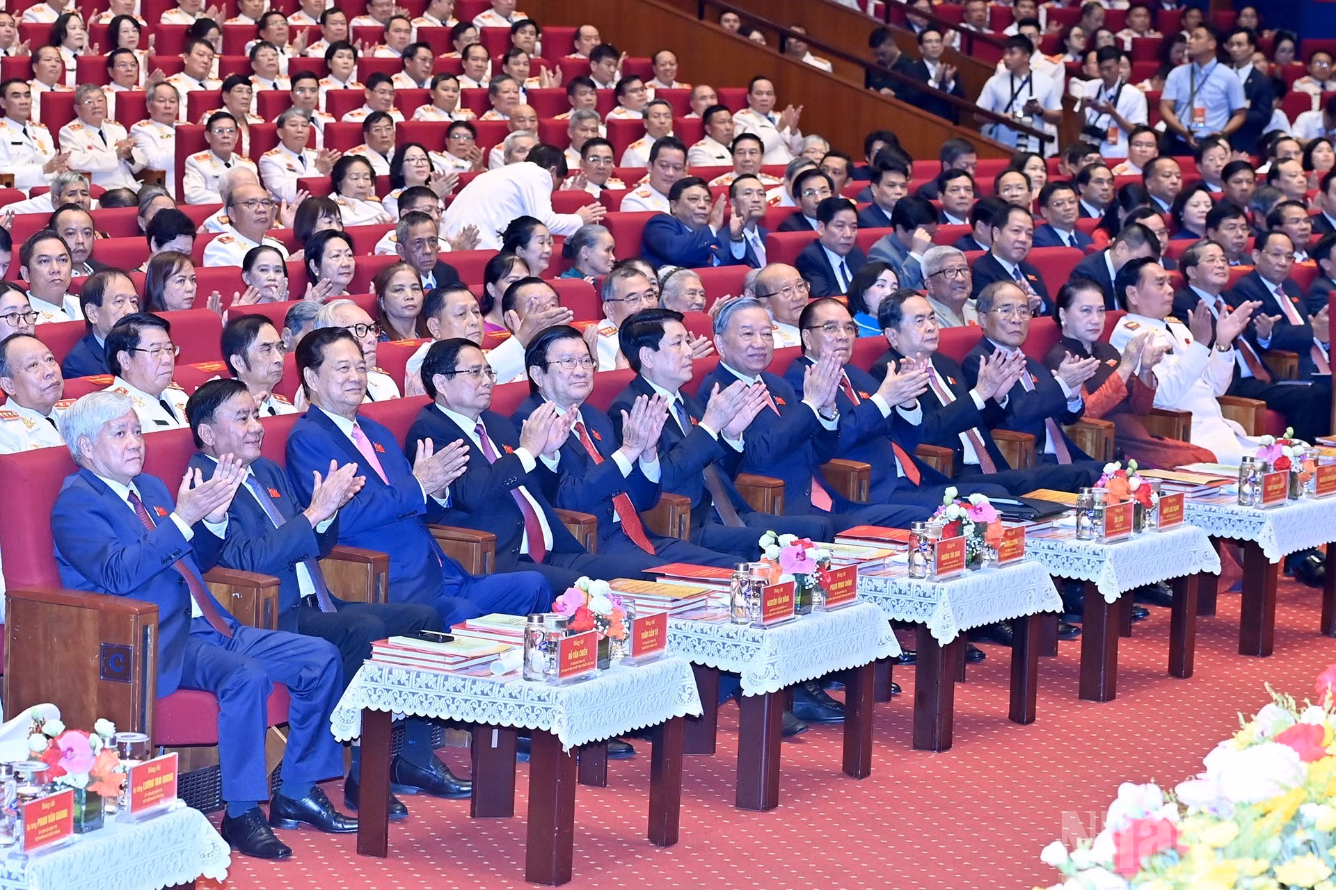 Dirigentes y exdirigentes del Partido y del Estado en el evento.