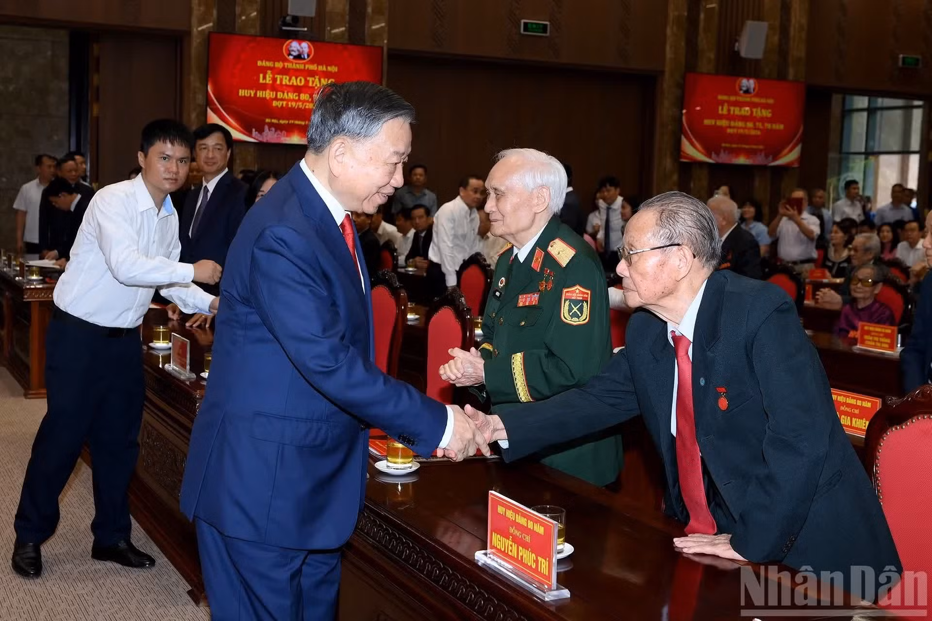 El máximo dirigente vietnamita y delegados a la ceremonia.