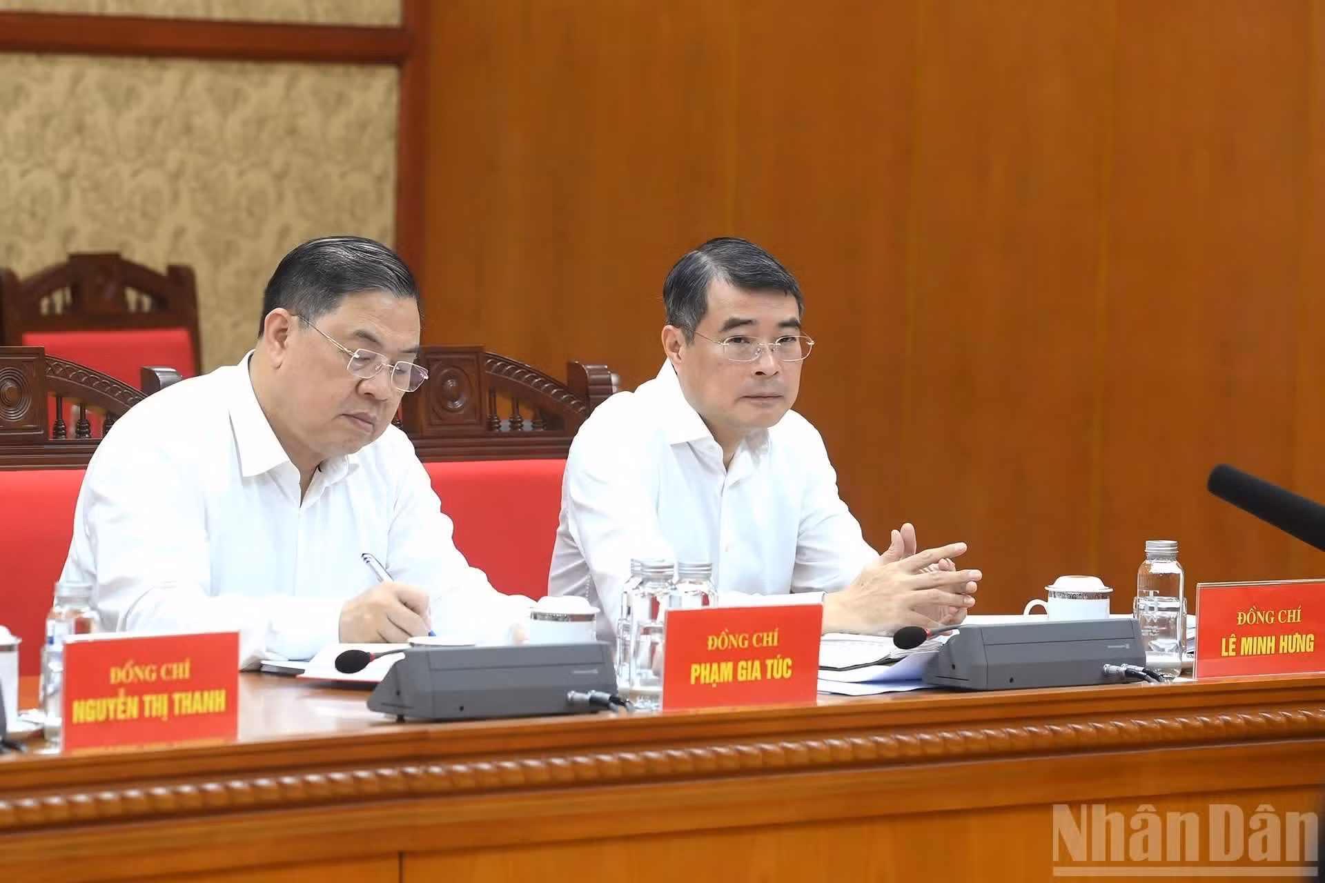 El primer ministro del país, Le Minh Hung (derecha), y el viceprimer ministro permanente, Pham Gia Tuc, en la sesión.