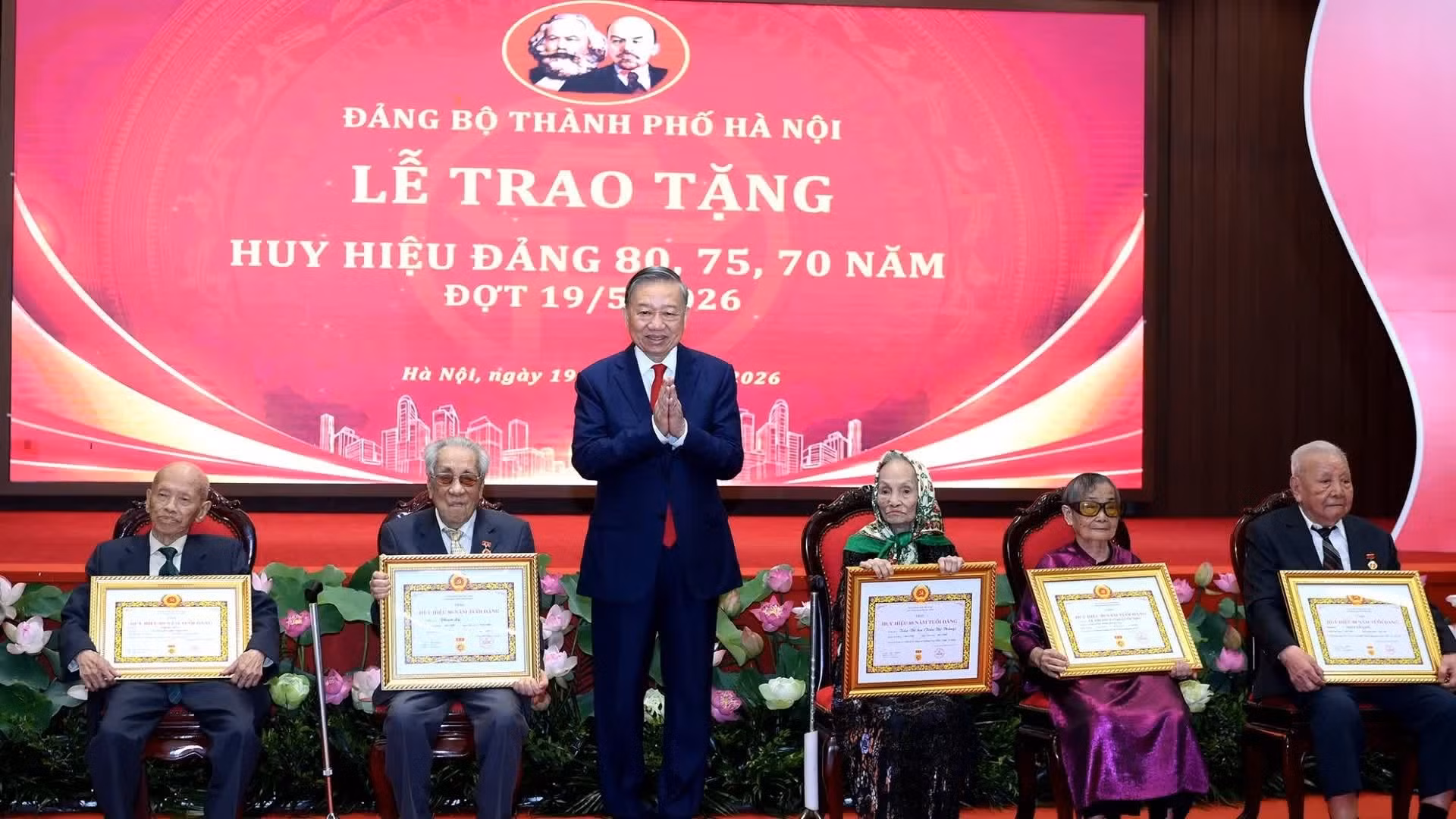 [Foto] Máximo dirigente de Vietnam otorga distinciones a miembros veteranos del PCV