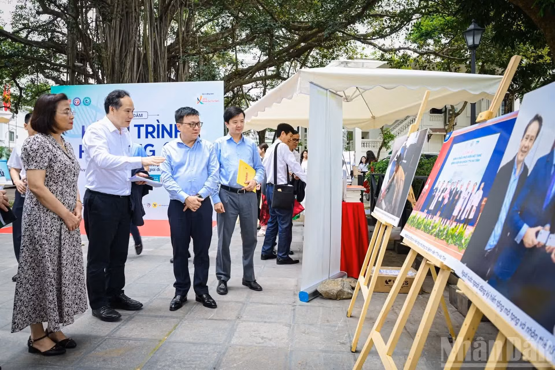 Delegados recorren una exposición temática en el marco del evento.