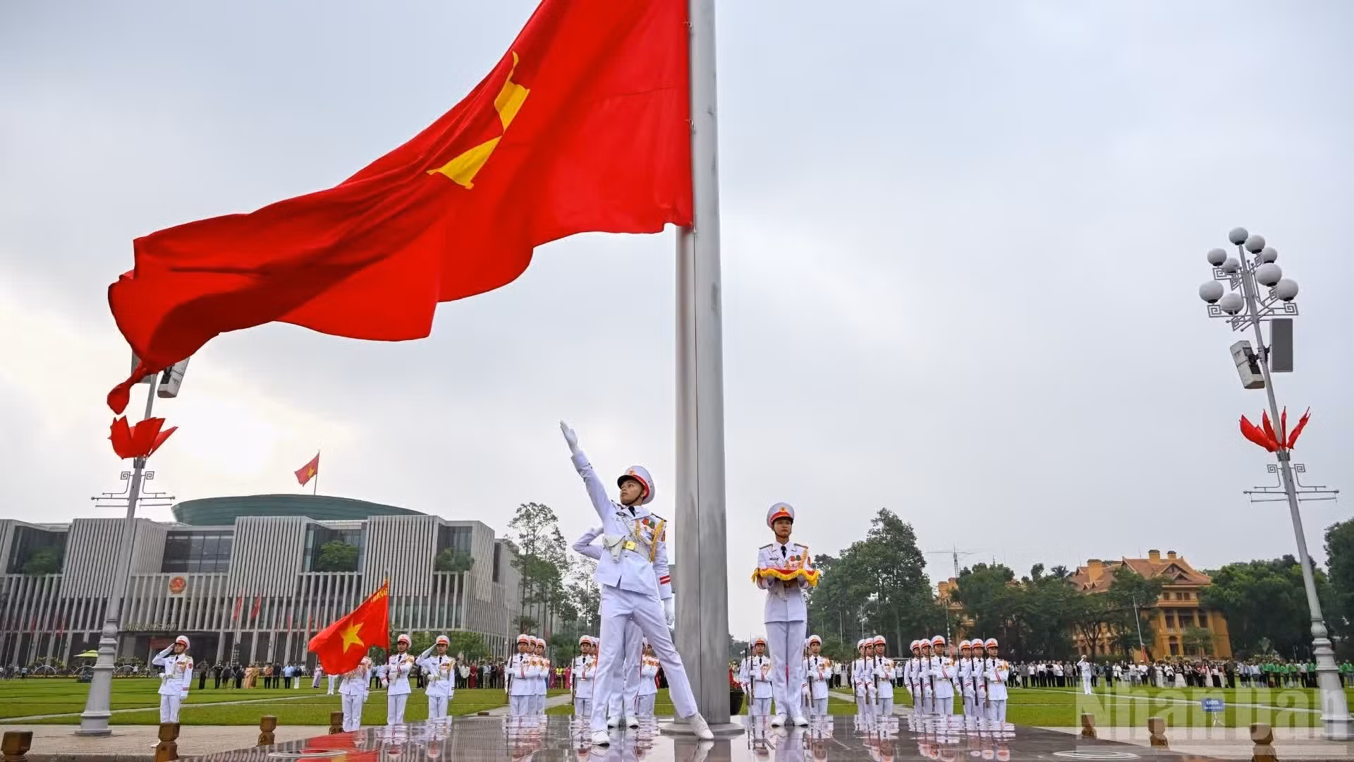 La bandera nacional flamea bajo el sol matutino.