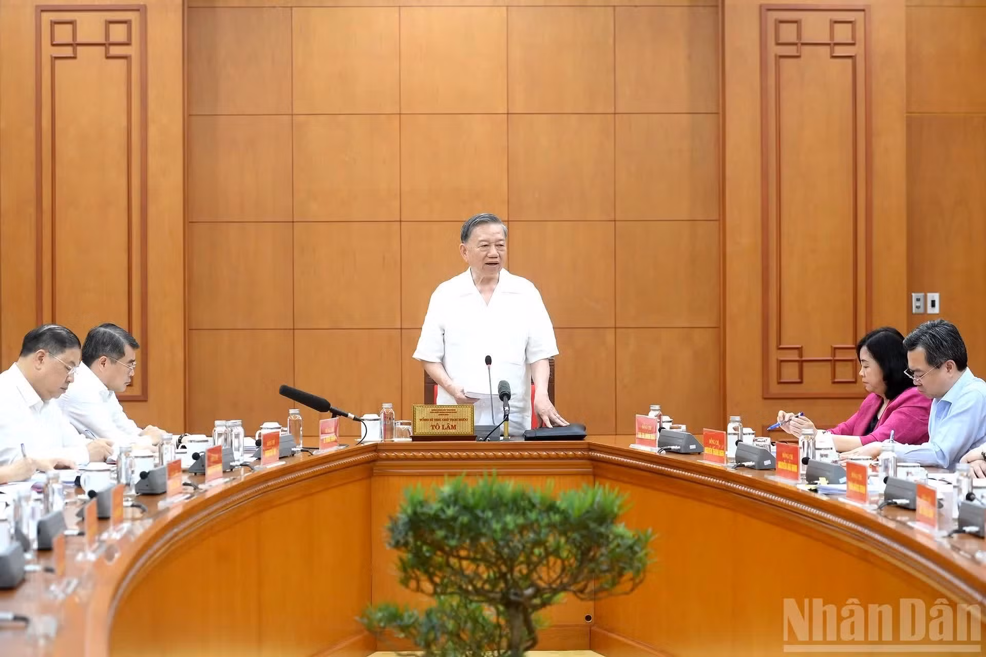 El secretario general del Partido Comunista y presidente de Vietnam, To Lam, dirige la reunión.