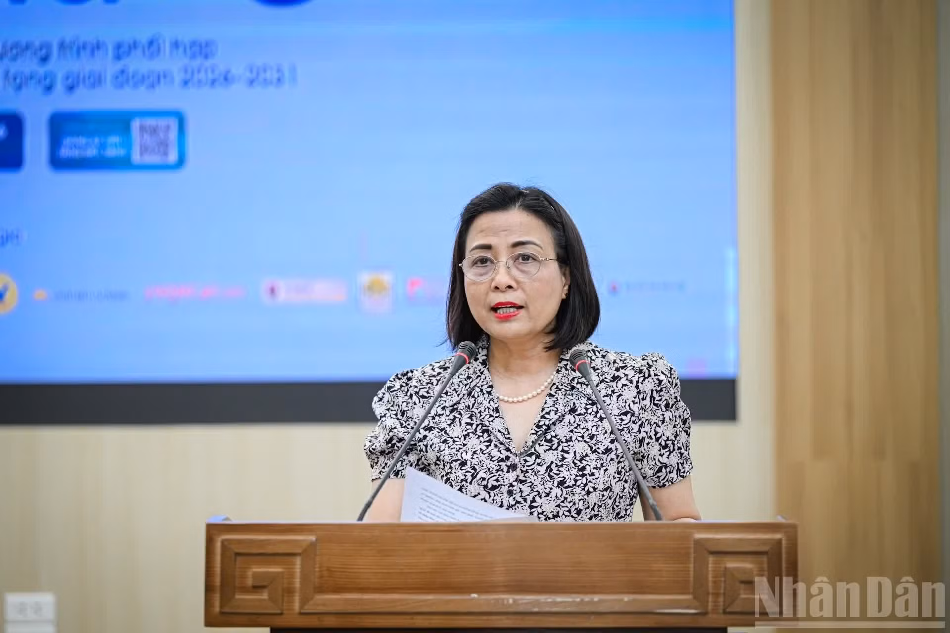 Nguyen Hoang Ngoc, vicedirectora del Hospital Militar Central 108, aporta opiniones.