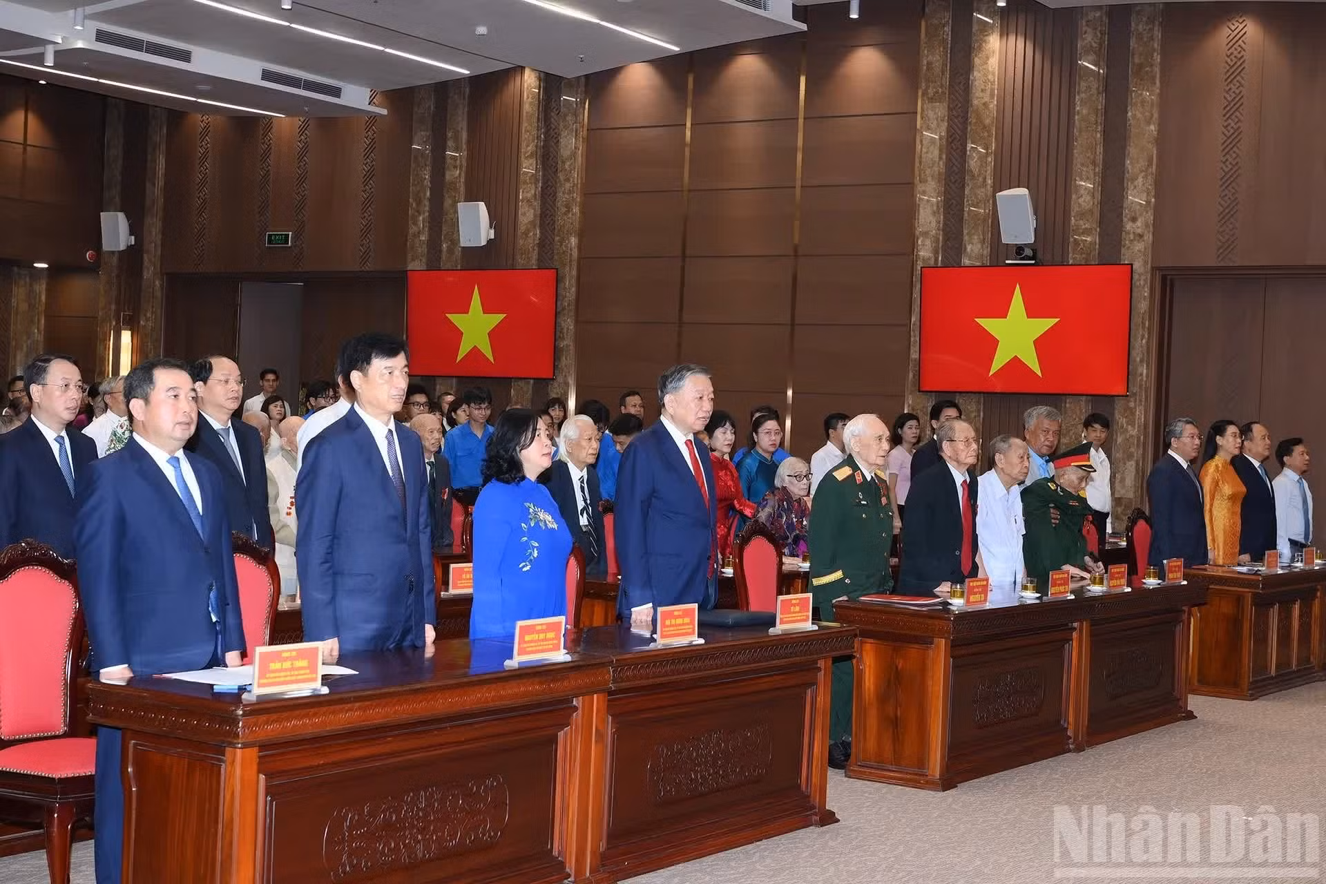 El dirigente y otros invitados realizan el acto de saludo a la bandera.