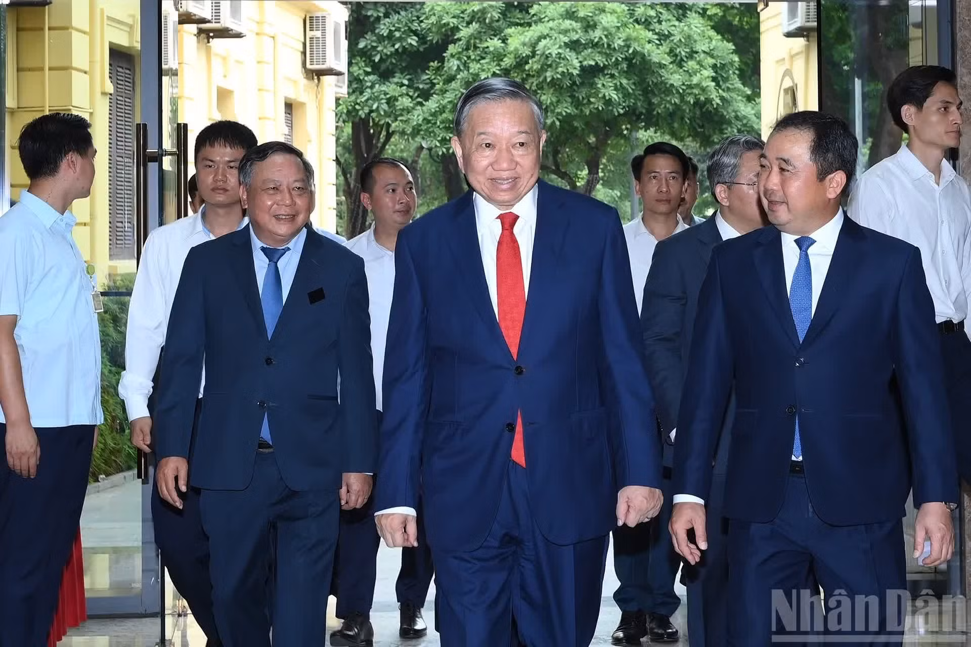 El secretario general del Partido Comunista y presidente de Vietnam, To Lam, llega a la ceremonia de imposición de insignias a militantes veteranos de la instancia partidista de Hanói.