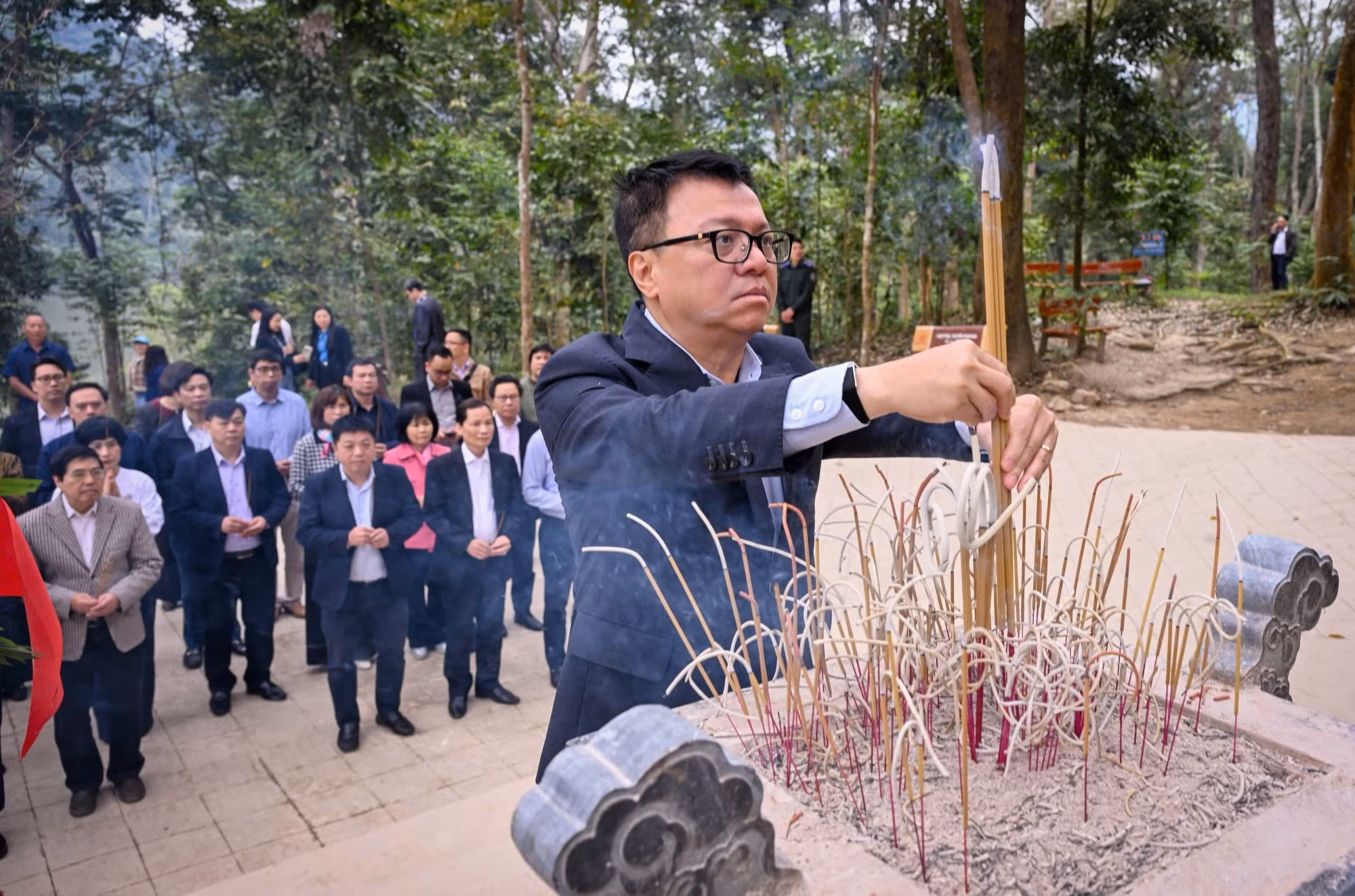 Los delegados de Nhan Dan rinden homenaje en la cabaña de Na Nua, en la comuna de Tran Trao.