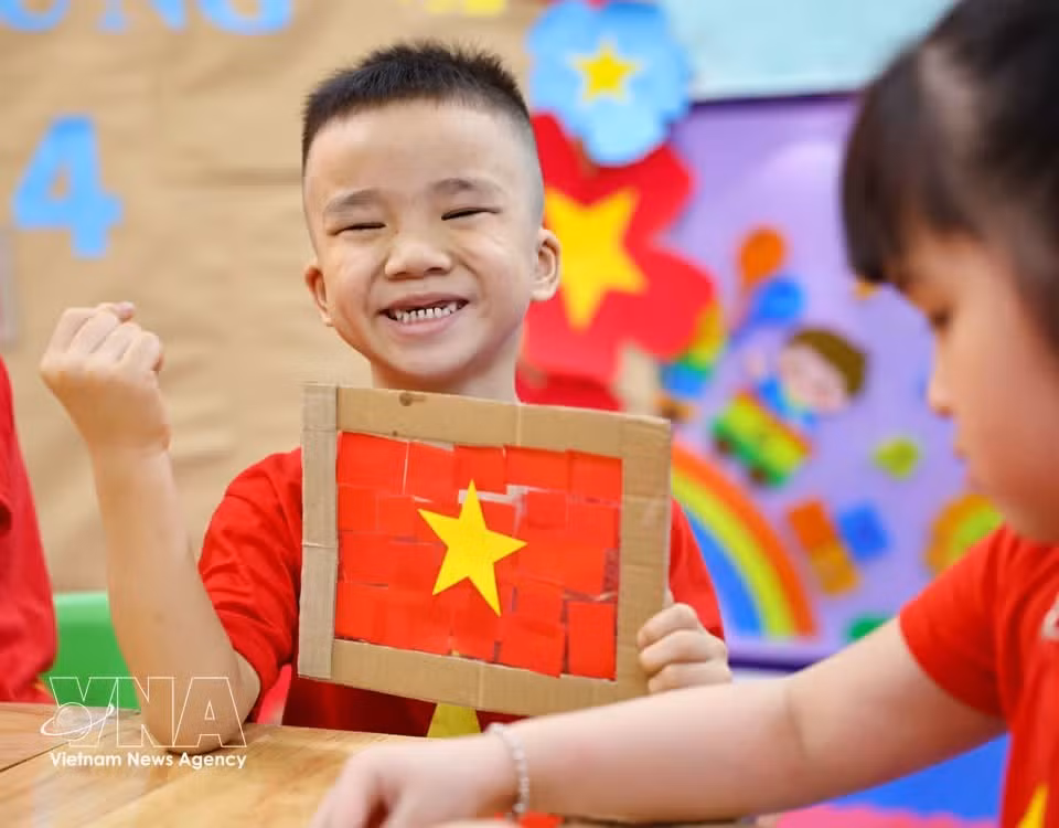 Los niños se sienten muy felices y orgullosos al completar su propia bandera nacional.
