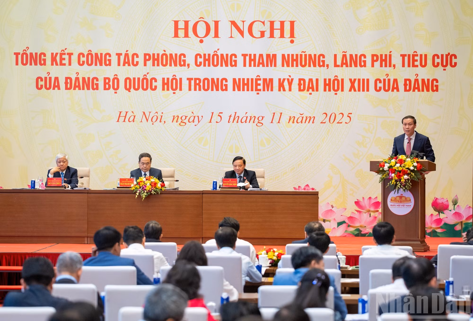 Hoang Xuan Hoa, subsecretario del Comité del Partido en la Oficina Parlamentaria, aporta opiniones.