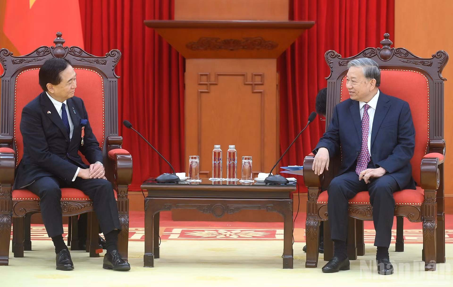 Vista de la reunión entre el dirigente partidista de Vietnam y el político nipón.
