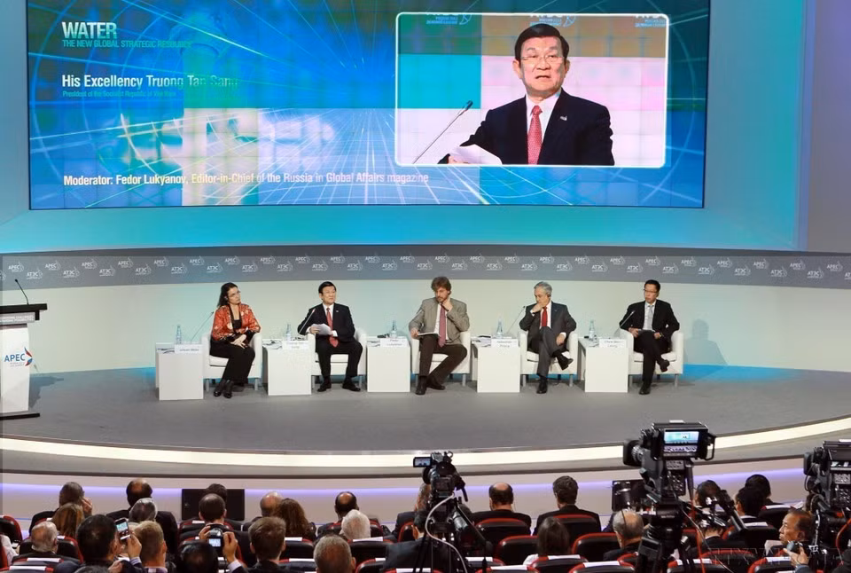 El presidente de Vietnam, Truong Tan Sang, pronuncia un discurso en la sesión plenaria de la Cumbre Empresarial de APEC 2012, sobre el tema “Agua: un nuevo recurso estratégico global”, en la ciudad de Vladivostok (Rusia, 2012).