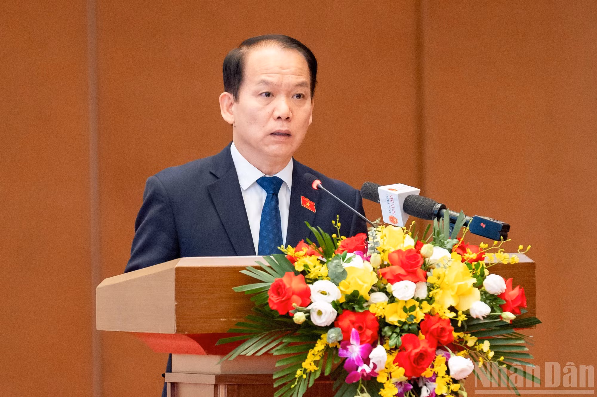 El jefe de la Comisión de Asuntos Jurídicos de la Asamblea Nacional, Hoang Thanh Tung, presenta un informe breve del trabajo de la instancia partidista en el cuerpo legislativo contra la corrupción, el despilfarro y la negatividad.