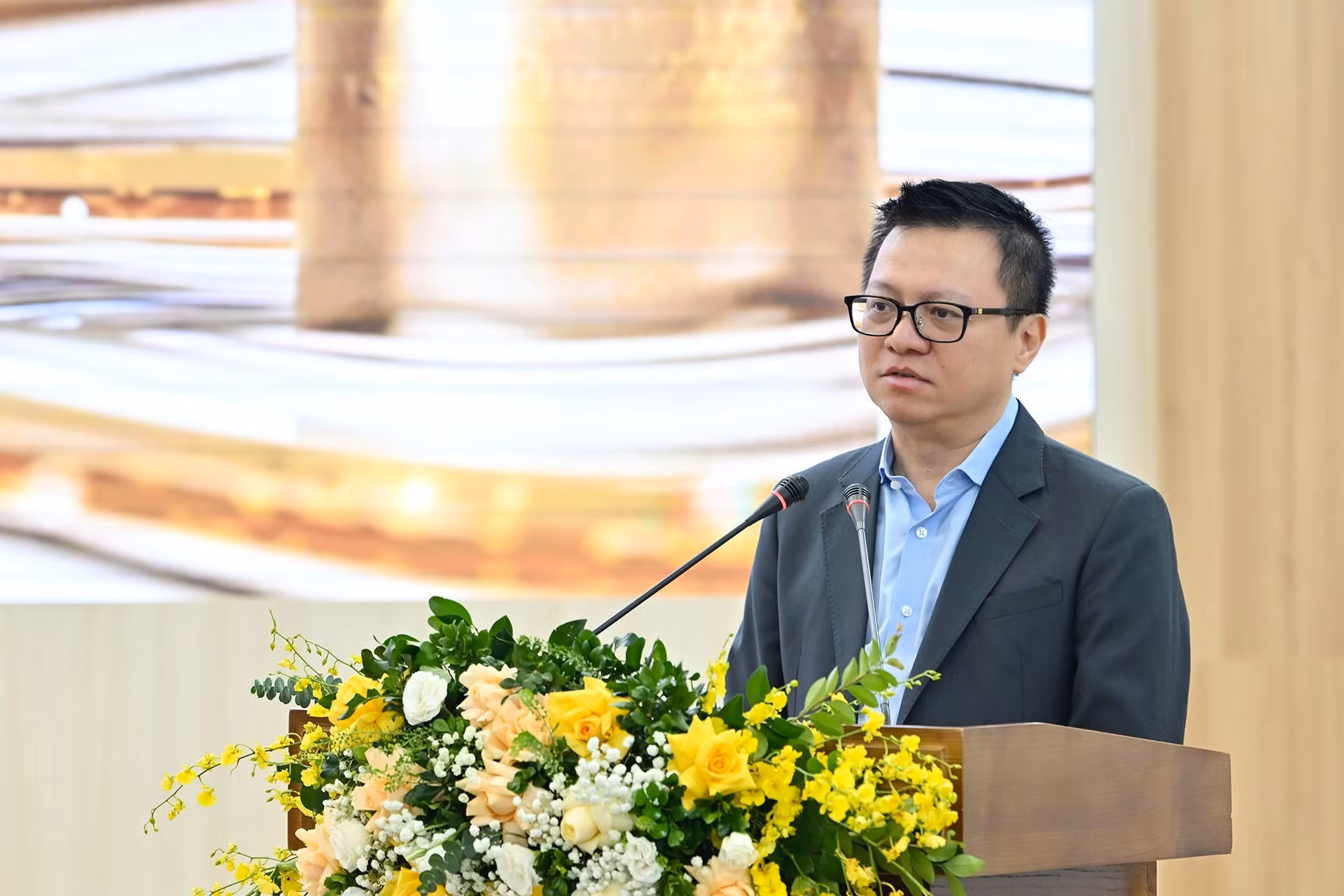 Le Quoc Minh, miembro del Comité Central del Partido Comunista de Vietnam, presidente-editor de Nhan Dan, subjefe de la Comisión de Propaganda y Movilización de Masas del Comité Central del Partido, titular de la Asociación de Periodistas del país y jefe del Comité Organizador del galardón, pronuncia el discurso inaugural de la ronda.