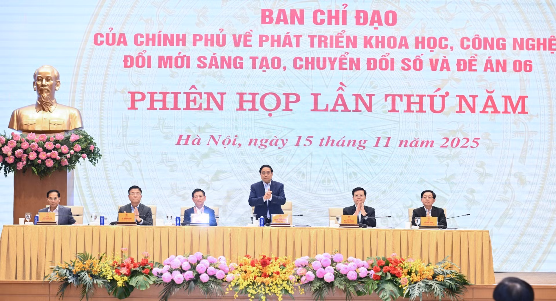 [Foto] Premier vietnamita preside reunión sobre desarrollo de ciencia, tecnología y transformación digital