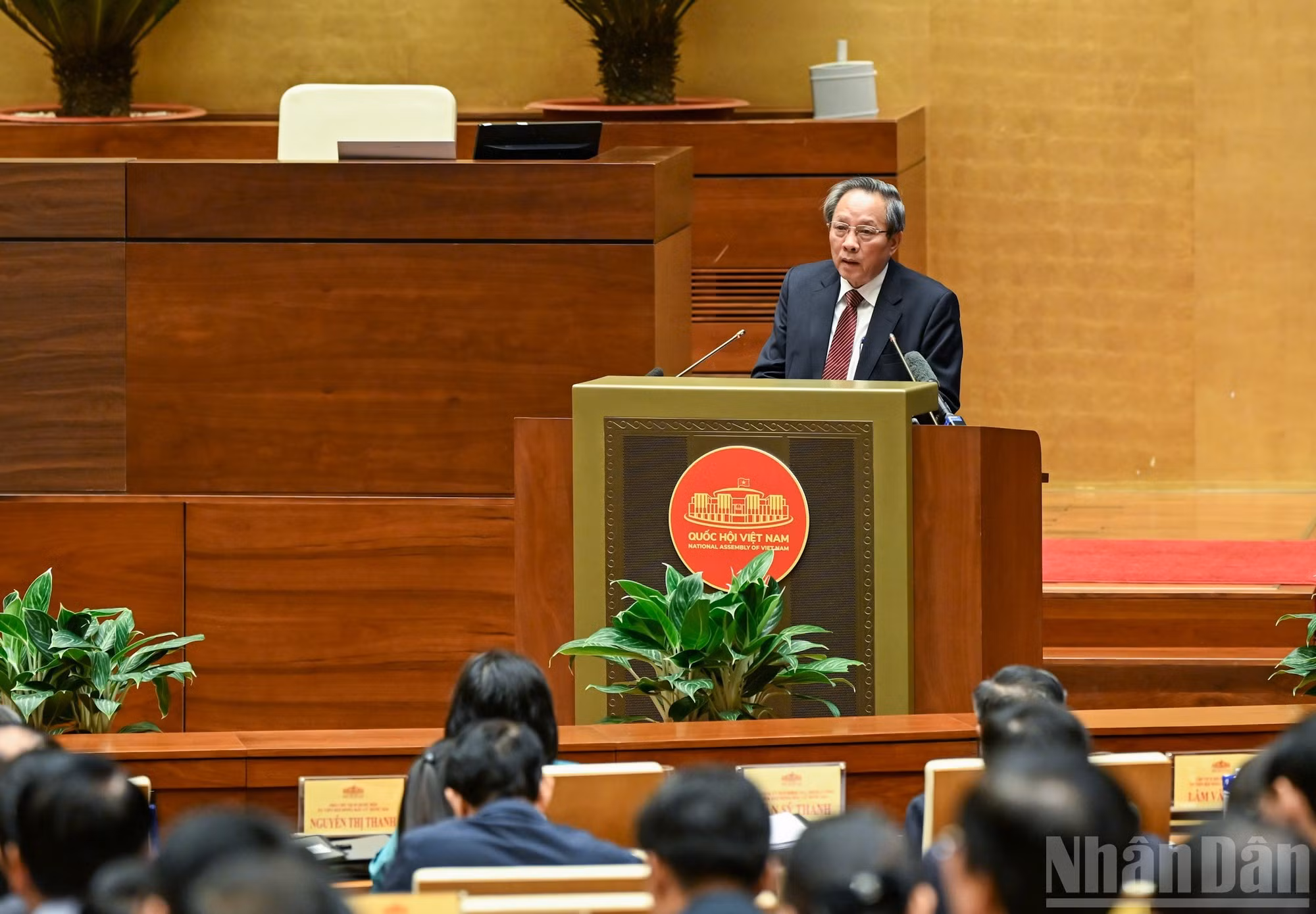 El subjefe permanente de la Comisión de Organización del Comité Central del PCV, Hoang Dang Quang, presenta la directiva del Buró Político del Comité Central del PCV sobre la dirigencia de las elecciones generales.
