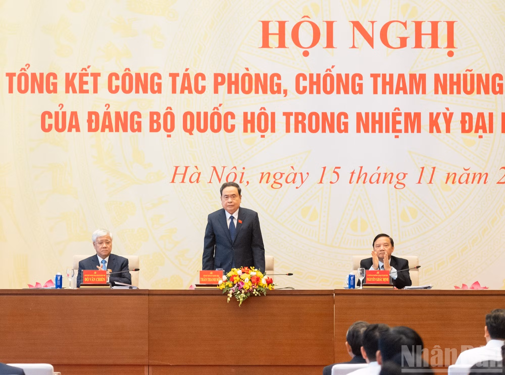 El presidente de la Asamblea Nacional y secretario del Comité del Partido Comunista de Vietnam en la entidad, Tran Thanh Man, dirige la conferencia.